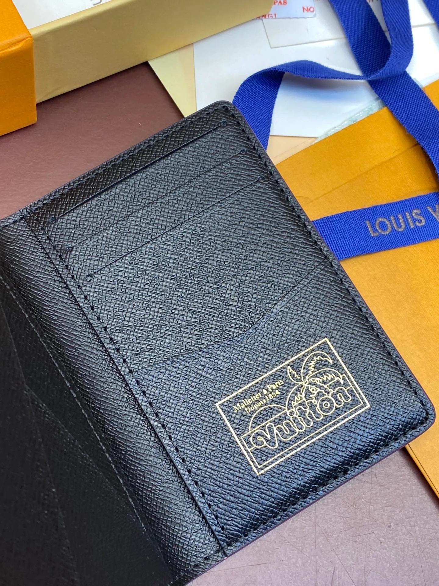 💰320 M61696 Skateboard🛹Black! Card Holder, the brand’s beloved all-purpose pocket wallet is crafted from colorful Monogram Surfin’ coated canvas, full of retro flair. The multi-layered pattern combines tropical design elements with iconic Louis Vuitton patterns. Small and stylish, the wallet fits into any pocket and features three card holders, five interior pockets and a convenient exterior pocket. 7.5 x 11.1 x 1 cm.