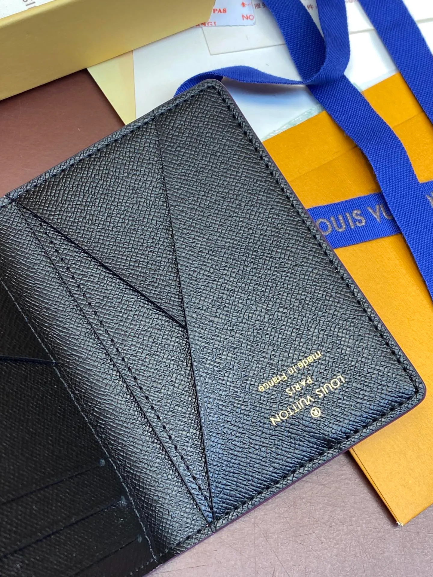 💰320 M61696 Skateboard🛹Black! Card Holder, the brand’s beloved all-purpose pocket wallet is crafted from colorful Monogram Surfin’ coated canvas, full of retro flair. The multi-layered pattern combines tropical design elements with iconic Louis Vuitton patterns. Small and stylish, the wallet fits into any pocket and features three card holders, five interior pockets and a convenient exterior pocket. 7.5 x 11.1 x 1 cm.