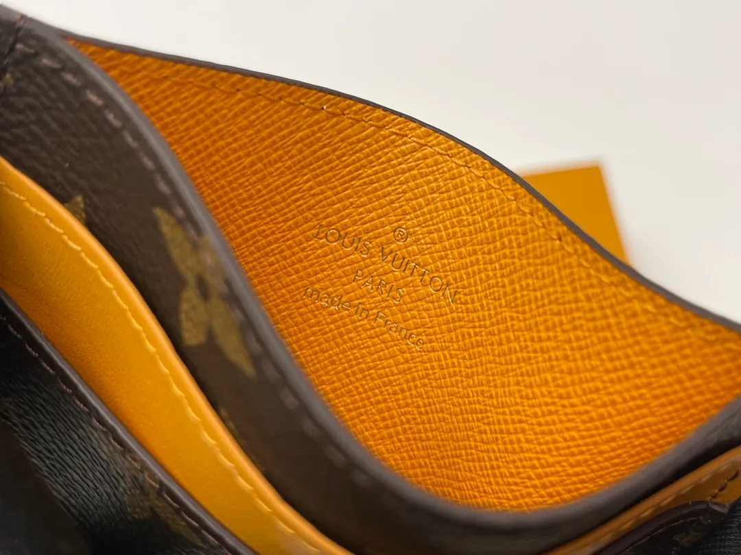 [Top original order] M12844 yellow 👏👏A card holder with a correct expression completed with Monogram Maccasse (one of Mason's classic canvases). The casual color embellishment is the charm. The dyed denim leather strap on the upper part and the lining of the same color add an unexpected twist. Dimensions: 11 x 7 x 1.5 cm. 🎁🎁120.