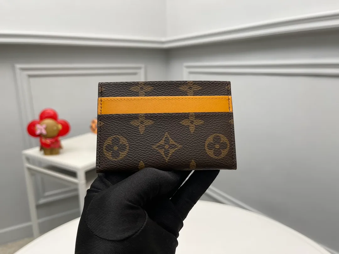 [Top original order] M12844 yellow 👏👏A card holder with a correct expression completed with Monogram Maccasse (one of Mason's classic canvases). The casual color embellishment is the charm. The dyed denim leather strap on the upper part and the lining of the same color add an unexpected twist. Dimensions: 11 x 7 x 1.5 cm. 🎁🎁120.
