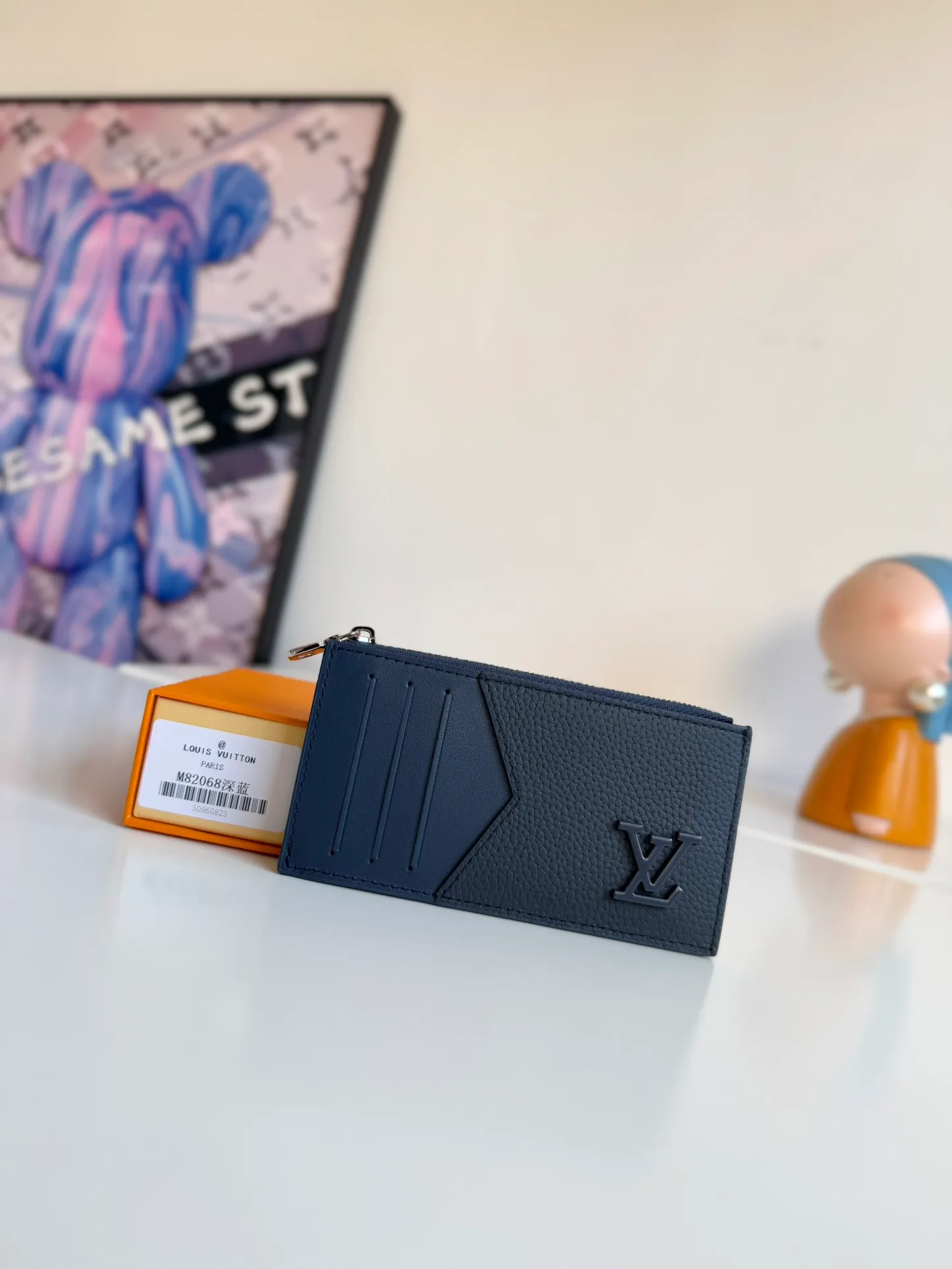 P380🇫🇷Exclusive real shot of overseas original M82068 dark blue! Crafted from Louis Vuitton's signature Taiga leather, the Coin Card Holder has a sleek look and is ideal for safely storing loose change. The interior features multiple credit card slots and bill compartments, as well as a zippered coin pocket. Size: 14.5×8×1cm