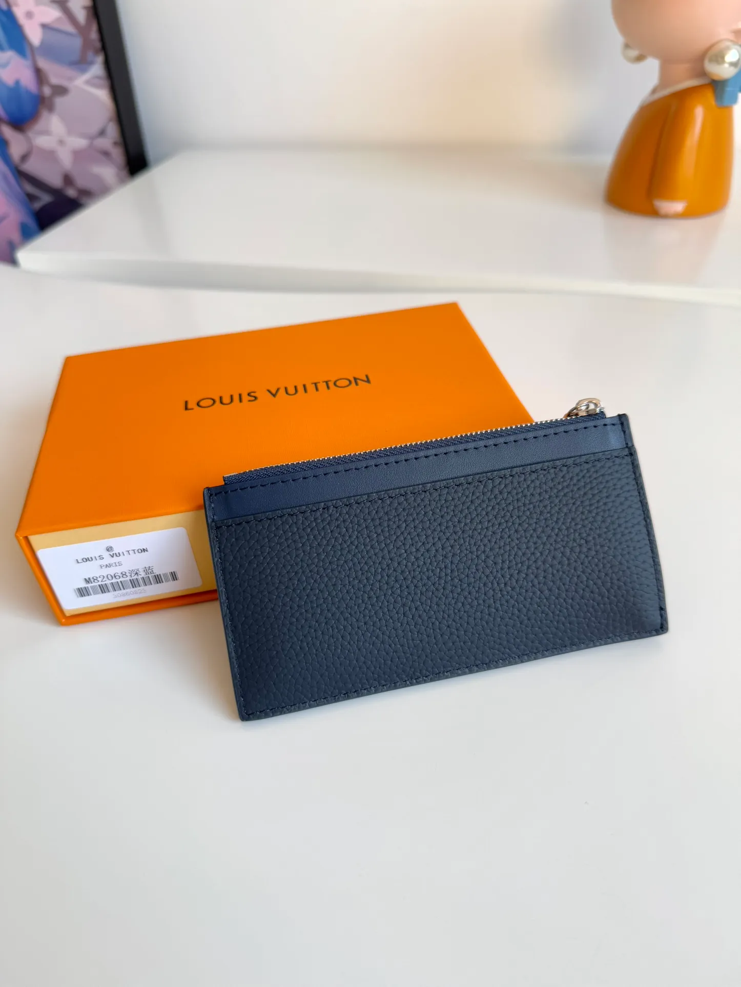 P380🇫🇷Exclusive real shot of overseas original M82068 dark blue! Crafted from Louis Vuitton's signature Taiga leather, the Coin Card Holder has a sleek look and is ideal for safely storing loose change. The interior features multiple credit card slots and bill compartments, as well as a zippered coin pocket. Size: 14.5×8×1cm