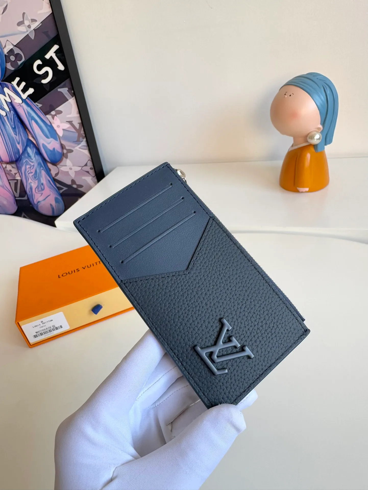 P380🇫🇷Exclusive real shot of overseas original M82068 dark blue! Crafted from Louis Vuitton's signature Taiga leather, the Coin Card Holder has a sleek look and is ideal for safely storing loose change. The interior features multiple credit card slots and bill compartments, as well as a zippered coin pocket. Size: 14.5×8×1cm