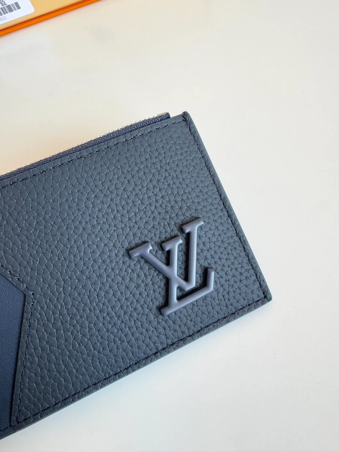 P380🇫🇷Exclusive real shot of overseas original M82068 dark blue! Crafted from Louis Vuitton's signature Taiga leather, the Coin Card Holder has a sleek look and is ideal for safely storing loose change. The interior features multiple credit card slots and bill compartments, as well as a zippered coin pocket. Size: 14.5×8×1cm