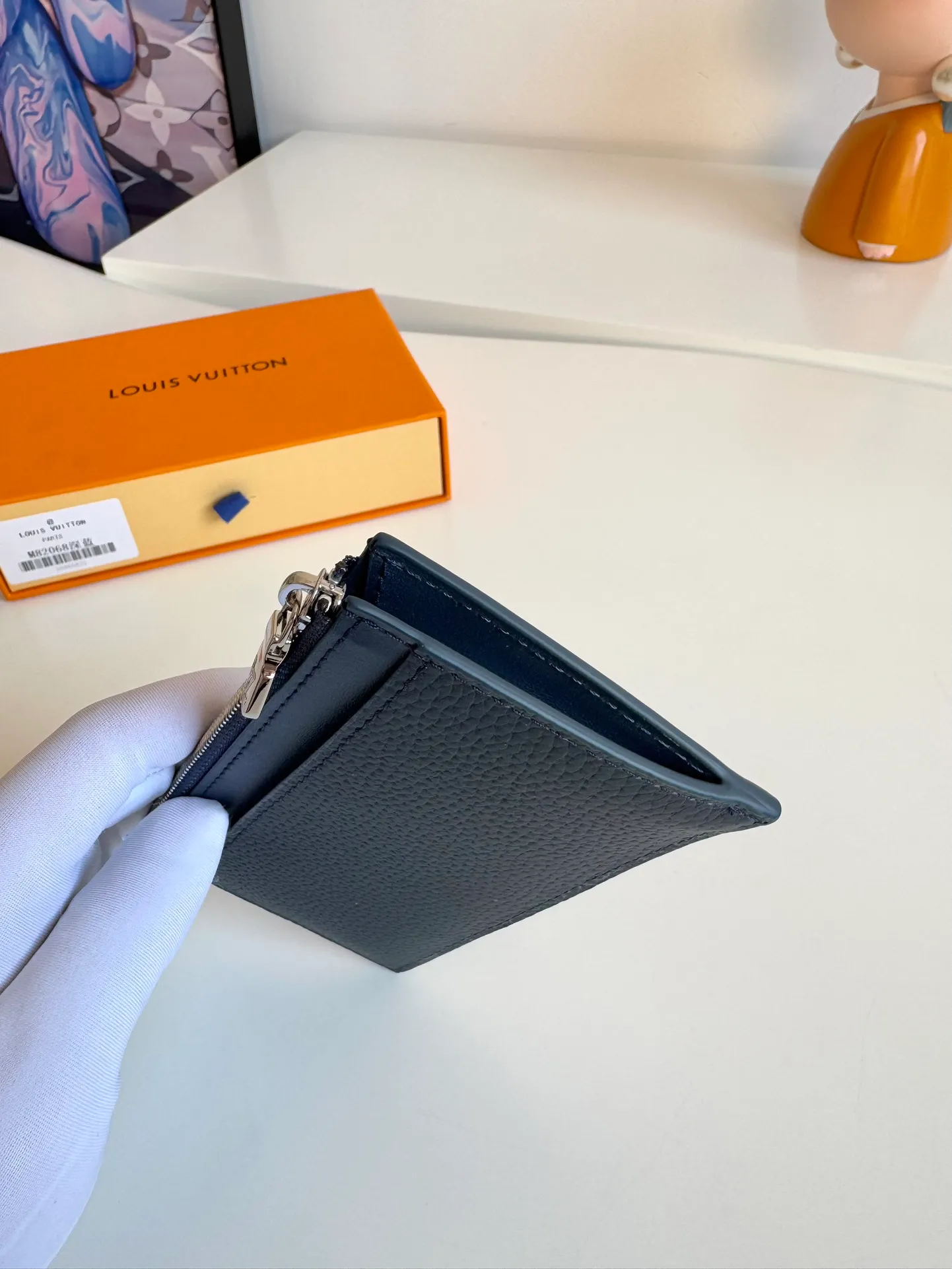 P380🇫🇷Exclusive real shot of overseas original M82068 dark blue! Crafted from Louis Vuitton's signature Taiga leather, the Coin Card Holder has a sleek look and is ideal for safely storing loose change. The interior features multiple credit card slots and bill compartments, as well as a zippered coin pocket. Size: 14.5×8×1cm
