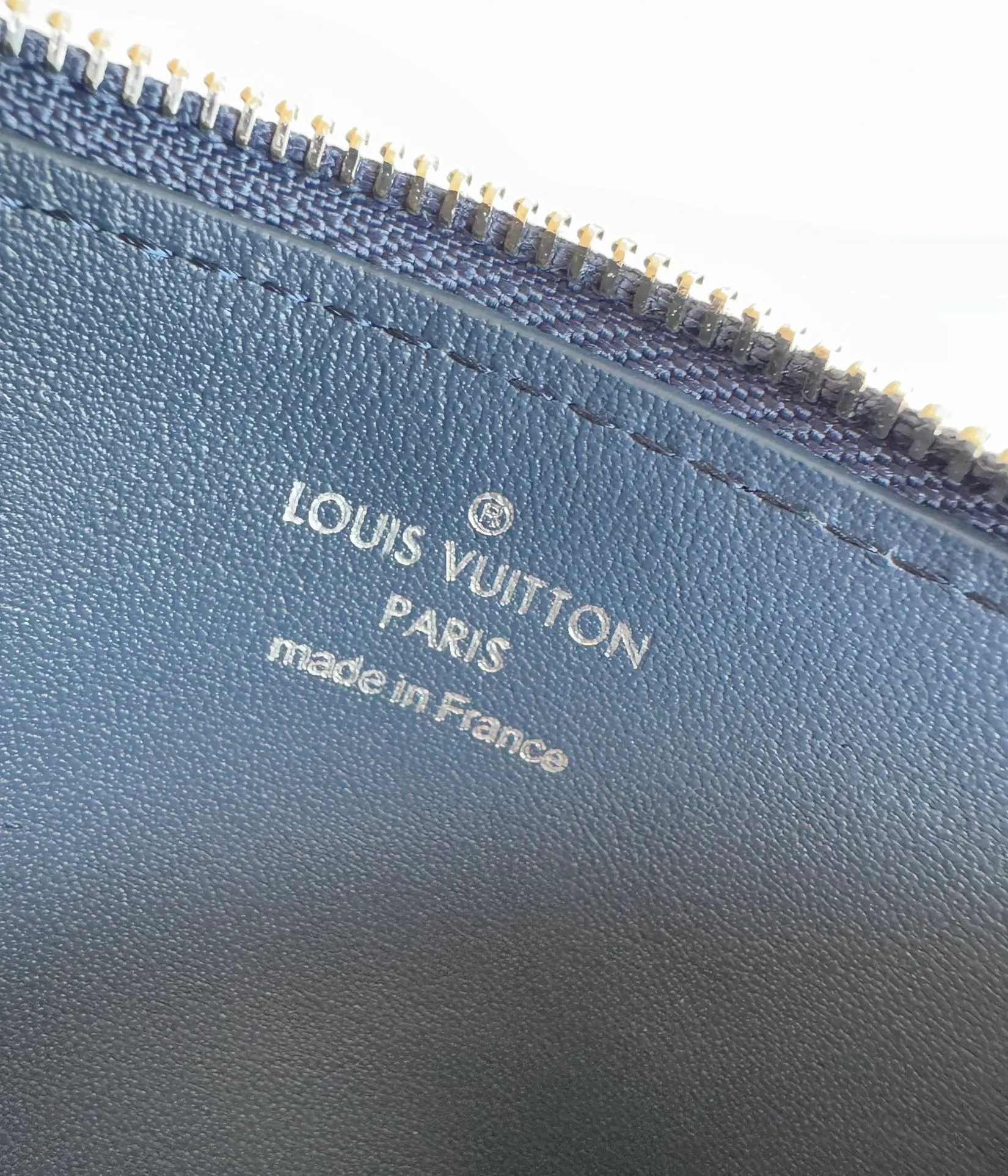 P380🇫🇷Exclusive real shot of overseas original M82068 dark blue! Crafted from Louis Vuitton's signature Taiga leather, the Coin Card Holder has a sleek look and is ideal for safely storing loose change. The interior features multiple credit card slots and bill compartments, as well as a zippered coin pocket. Size: 14.5×8×1cm