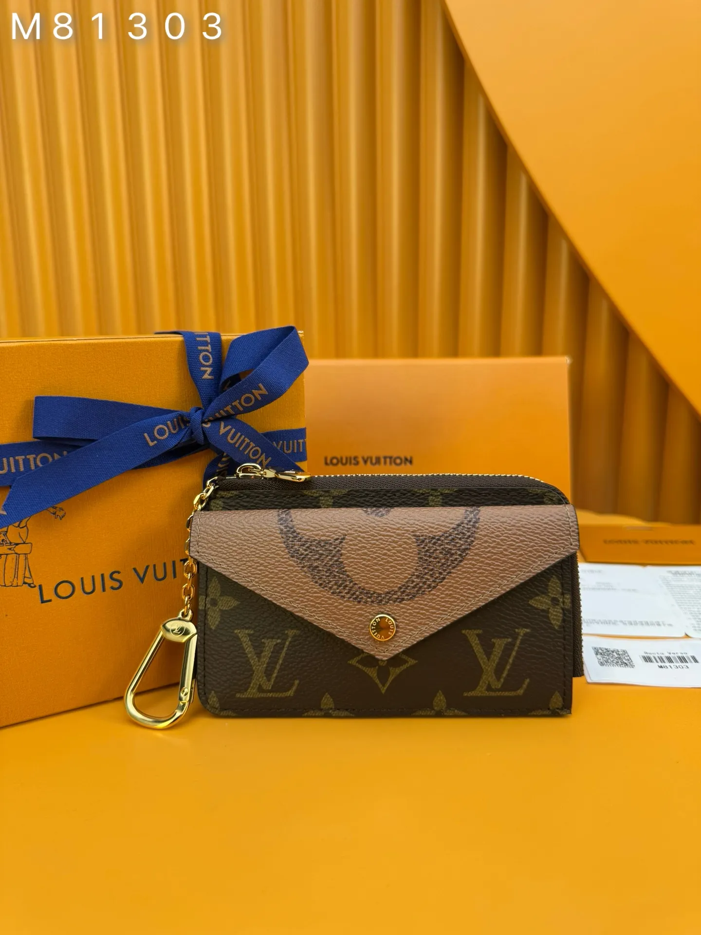 M81303 "Special Duty Free" ♻️[Official special edition·First-class material·All-steel hardware·French chips·Full set of packaging] Recto Verso card holder combines Monogram and Monogram Reverse canvas with exquisite calfskin trim. This versatile accessory has a host of practical features, including a flap pocket, a zippered compartment with a wide L-shaped opening and three card slots. It also comes with a hidden hook and chain, allowing it to be attached to a bag or belt. 13x8x2cm 💰640