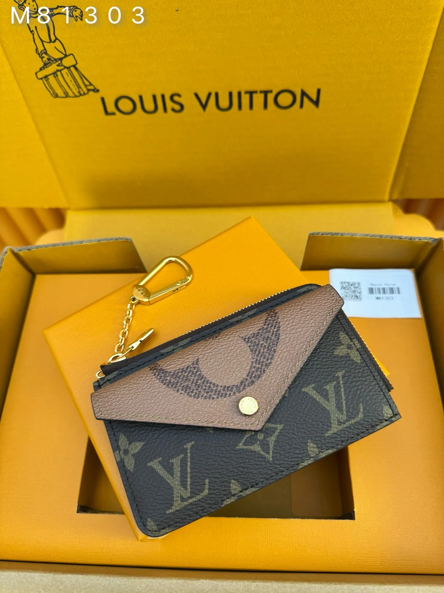 M81303 "Special Duty Free" ♻️[Official special edition·First-class material·All-steel hardware·French chips·Full set of packaging] Recto Verso card holder combines Monogram and Monogram Reverse canvas with exquisite calfskin trim. This versatile accessory has a host of practical features, including a flap pocket, a zippered compartment with a wide L-shaped opening and three card slots. It also comes with a hidden hook and chain, allowing it to be attached to a bag or belt. 13x8x2cm 💰640