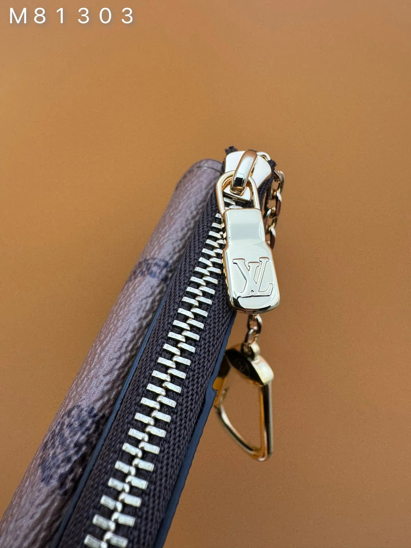 M81303 "Special Duty Free" ♻️[Official special edition·First-class material·All-steel hardware·French chips·Full set of packaging] Recto Verso card holder combines Monogram and Monogram Reverse canvas with exquisite calfskin trim. This versatile accessory has a host of practical features, including a flap pocket, a zippered compartment with a wide L-shaped opening and three card slots. It also comes with a hidden hook and chain, allowing it to be attached to a bag or belt. 13x8x2cm 💰640