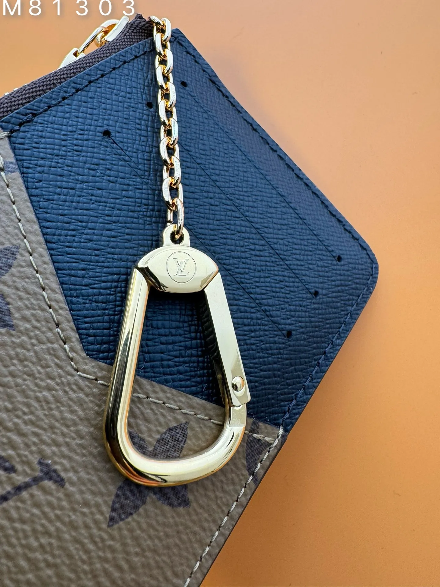 M81303 "Special Duty Free" ♻️[Official special edition·First-class material·All-steel hardware·French chips·Full set of packaging] Recto Verso card holder combines Monogram and Monogram Reverse canvas with exquisite calfskin trim. This versatile accessory has a host of practical features, including a flap pocket, a zippered compartment with a wide L-shaped opening and three card slots. It also comes with a hidden hook and chain, allowing it to be attached to a bag or belt. 13x8x2cm 💰640
