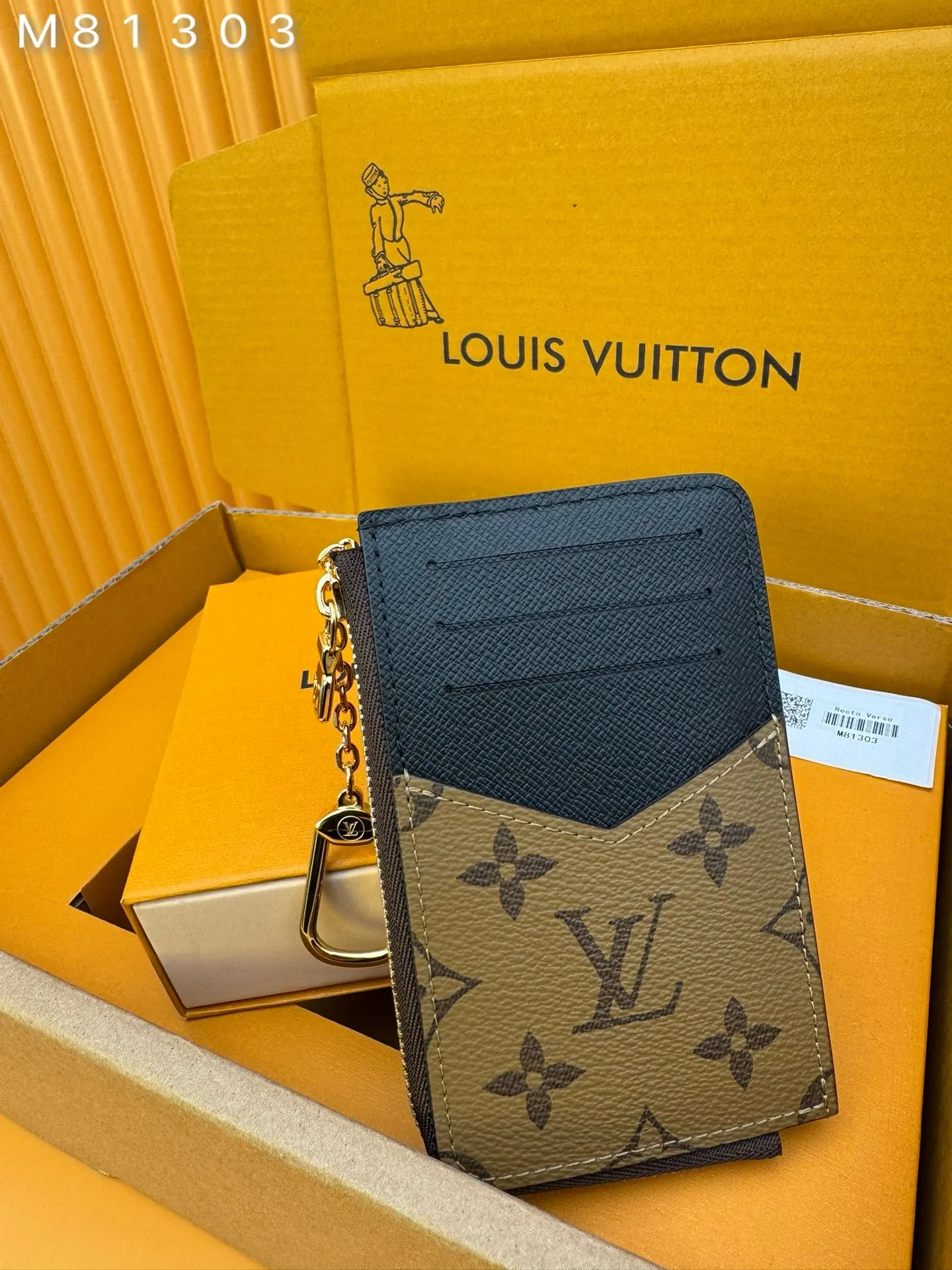 M81303 "Special Duty Free" ♻️[Official special edition·First-class material·All-steel hardware·French chips·Full set of packaging] Recto Verso card holder combines Monogram and Monogram Reverse canvas with exquisite calfskin trim. This versatile accessory has a host of practical features, including a flap pocket, a zippered compartment with a wide L-shaped opening and three card slots. It also comes with a hidden hook and chain, allowing it to be attached to a bag or belt. 13x8x2cm 💰640