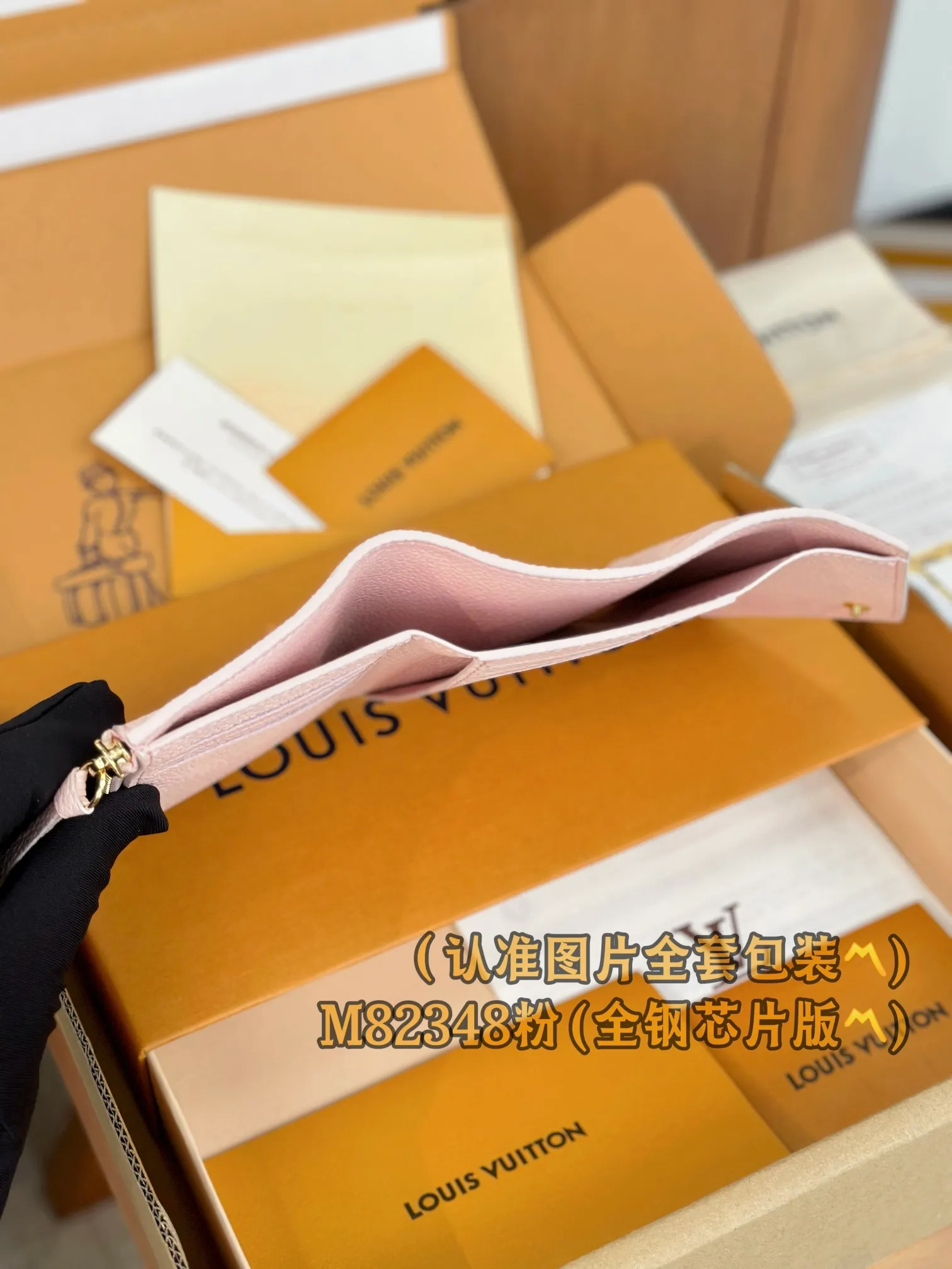 M82348 pink silk screen (〽️A grade all steel〽️) personalized customized version! (All made of imported cowhide materials, the leather feels very delicate🪡👍) Victorine wallet, this Victorine wallet is made of soft grained Monogram Empreinte embossed leather, decorated with Louis Vuitton's classic Monogram embossed pattern. Two-tone leather accentuates this pattern and adds sophistication to the overall design. The wallet is compact in size but has enough space for banknotes, change and credit cards. 12 x 9.5 x 2.5 cm (length x height x width). Special grade 320
