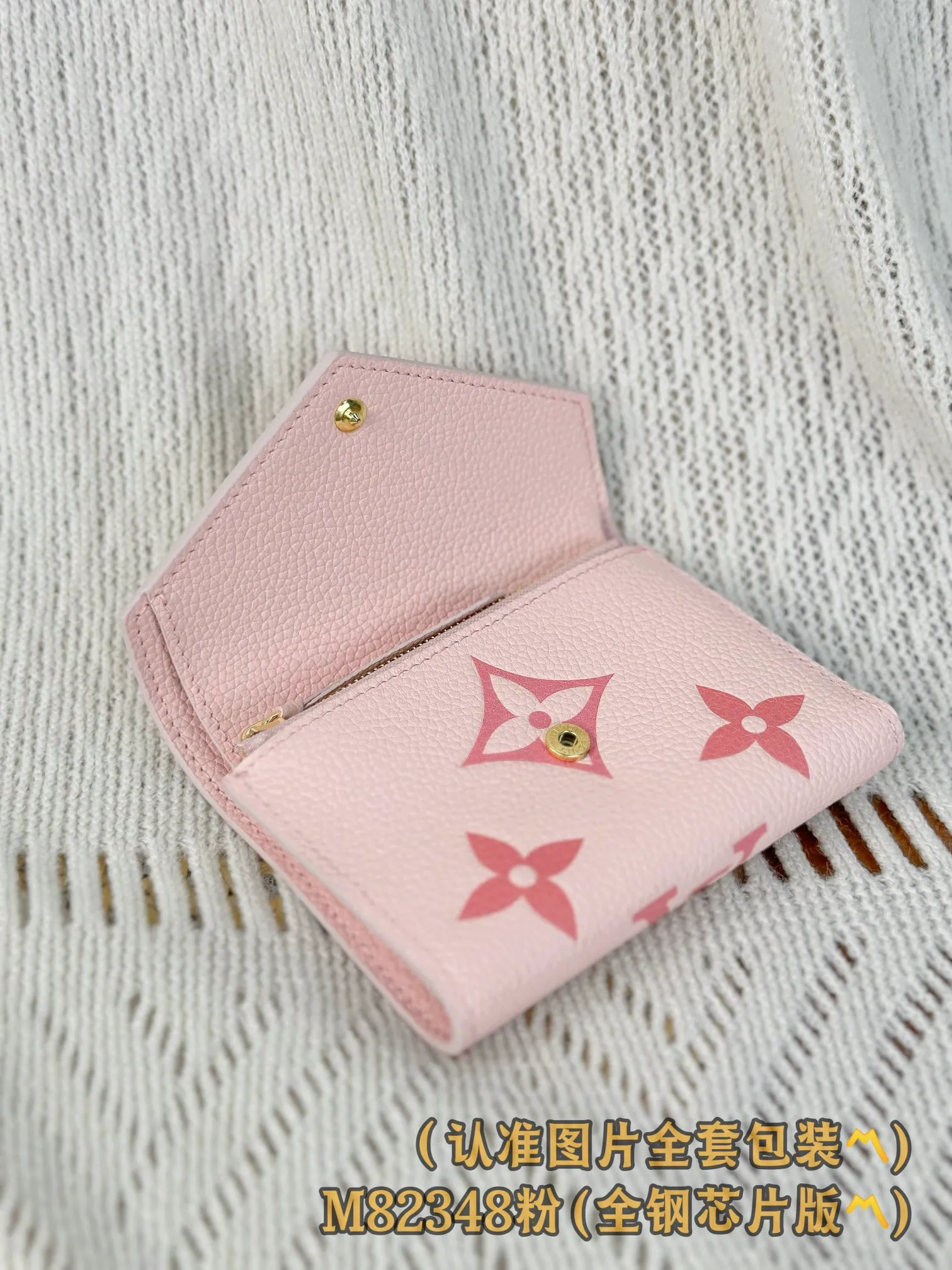 M82348 pink silk screen (〽️A grade all steel〽️) personalized customized version! (All made of imported cowhide materials, the leather feels very delicate🪡👍) Victorine wallet, this Victorine wallet is made of soft grained Monogram Empreinte embossed leather, decorated with Louis Vuitton's classic Monogram embossed pattern. Two-tone leather accentuates this pattern and adds sophistication to the overall design. The wallet is compact in size but has enough space for banknotes, change and credit cards. 12 x 9.5 x 2.5 cm (length x height x width). Special grade 320
