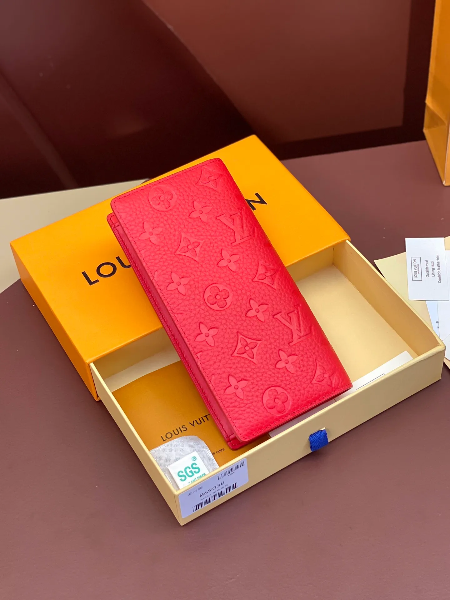 💰 480 M69038 Red! The chip version, (made of top-grain cowhide) Brazza wallet is made of soft Taurillon leather embossed with the Monogram pattern. It has various card slots, pockets and a large zippered coin compartment. It has ample capacity and can easily fit in most jacket pockets. Dimensions 10 x 19 x 2 cm (length x height x width).