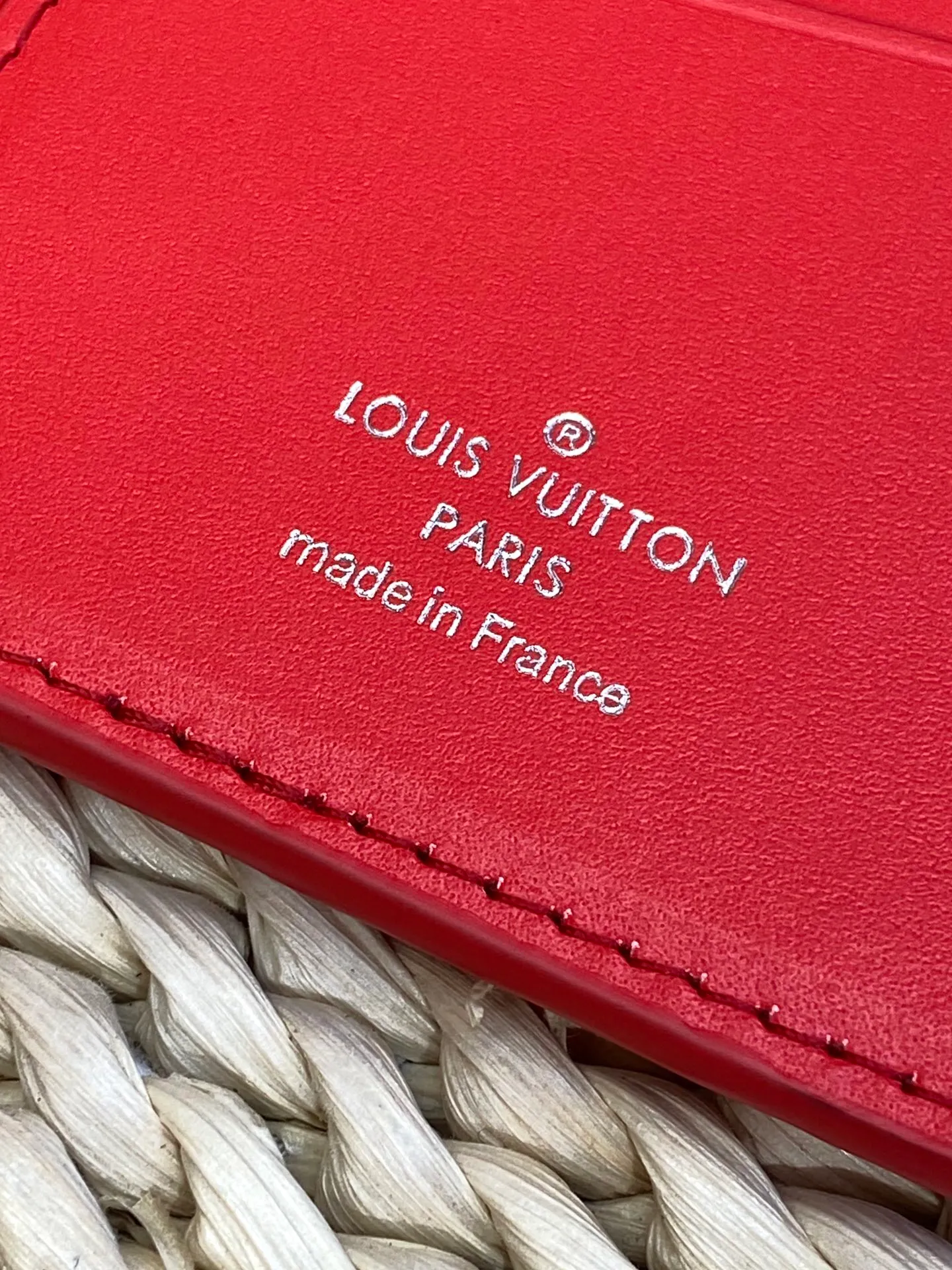 💰 480 M69038 Red! The chip version, (made of top-grain cowhide) Brazza wallet is made of soft Taurillon leather embossed with the Monogram pattern. It has various card slots, pockets and a large zippered coin compartment. It has ample capacity and can easily fit in most jacket pockets. Dimensions 10 x 19 x 2 cm (length x height x width).