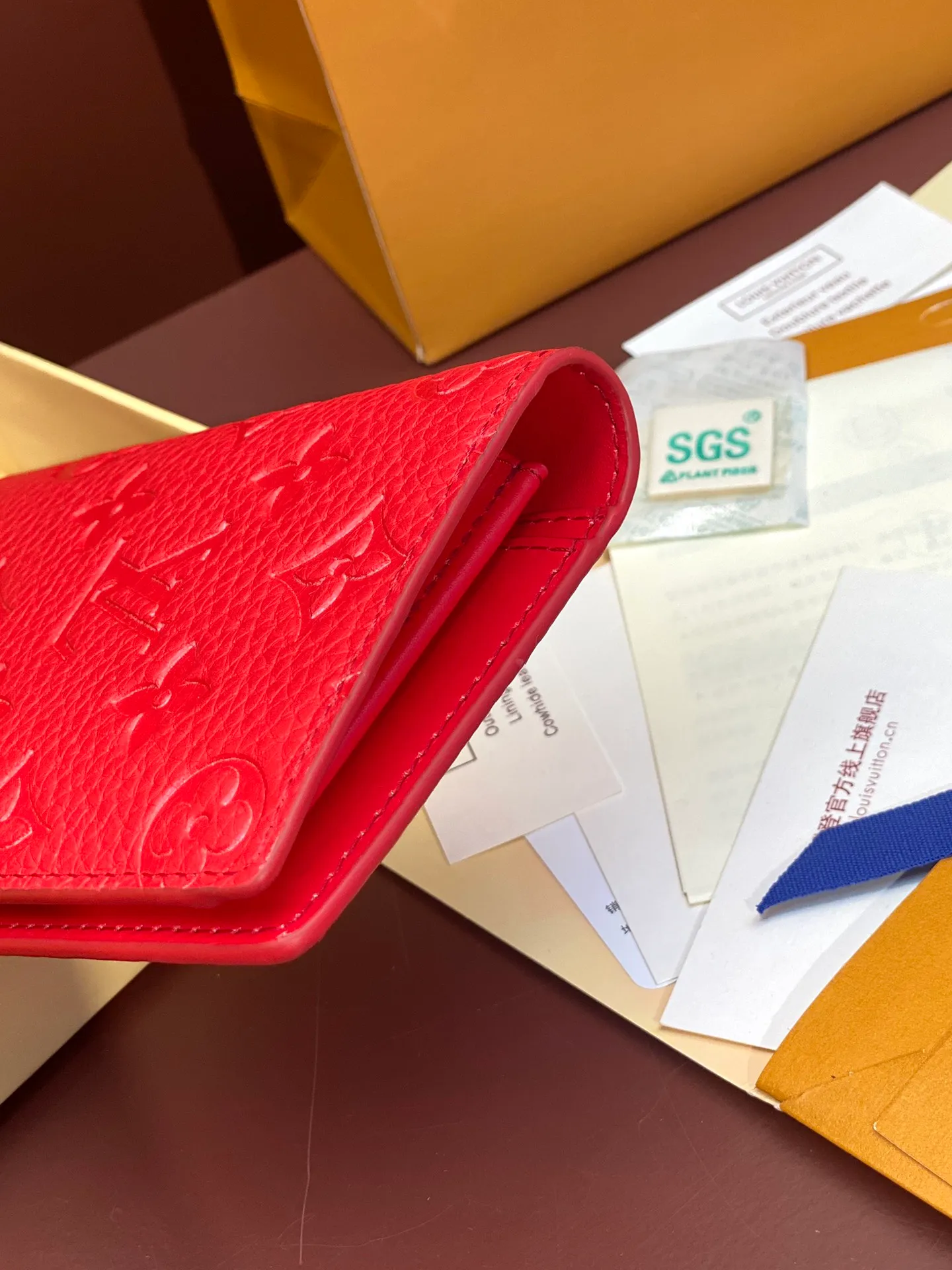 💰 480 M69038 Red! The chip version, (made of top-grain cowhide) Brazza wallet is made of soft Taurillon leather embossed with the Monogram pattern. It has various card slots, pockets and a large zippered coin compartment. It has ample capacity and can easily fit in most jacket pockets. Dimensions 10 x 19 x 2 cm (length x height x width).