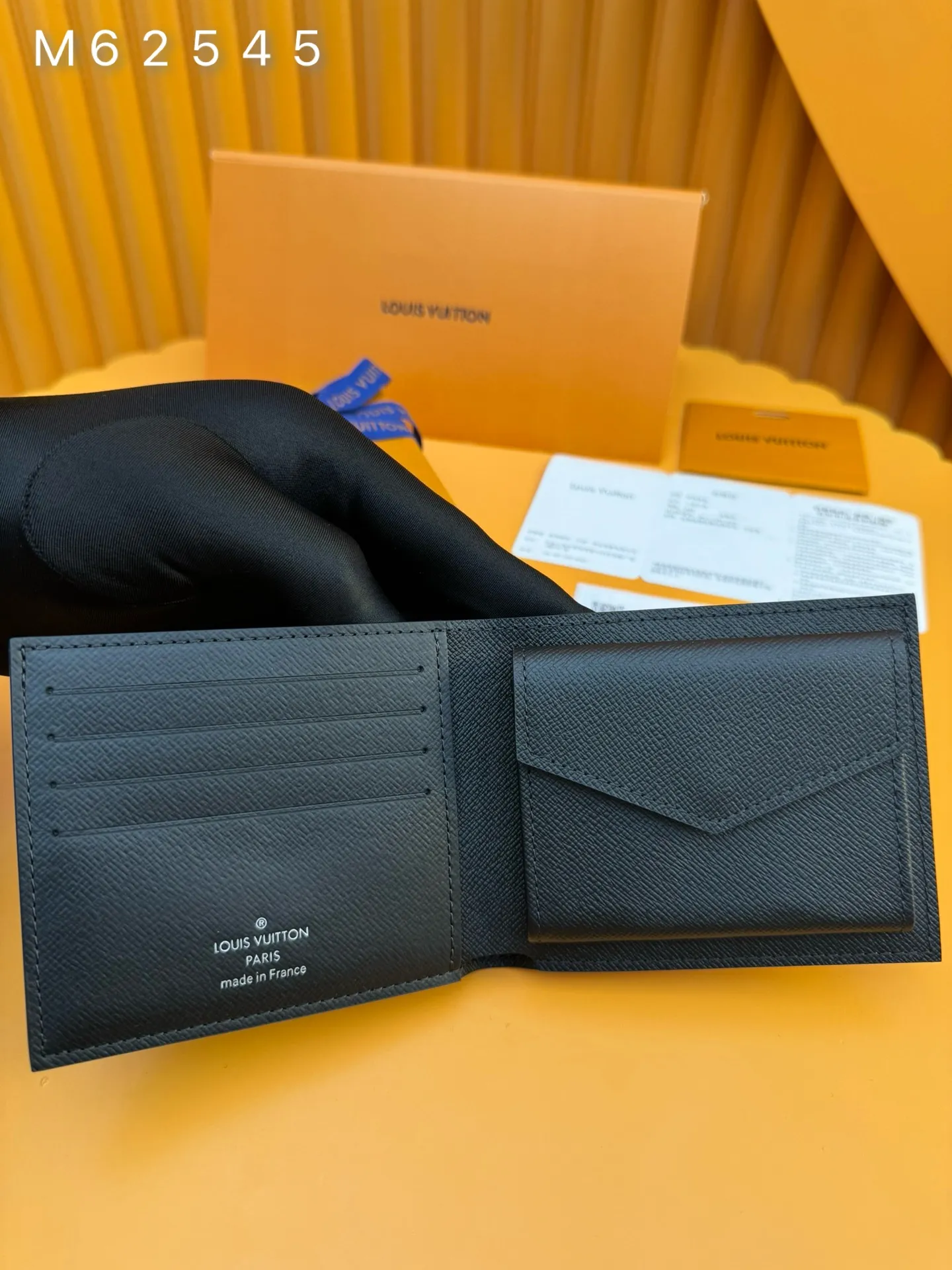 M62545 "Special Class Duty Free" ♻️[Official Special Edition·First Class Material·All Steel Hardware·French Chip·Full Packaging] Marco's wallet is made of Monogram Eclipse canvas, which stands out for its elegant and modern design. This is a very practical and easy-to-carry accessory that can easily be placed in a back pocket of pants or bag. 11x9x2cm 💰460