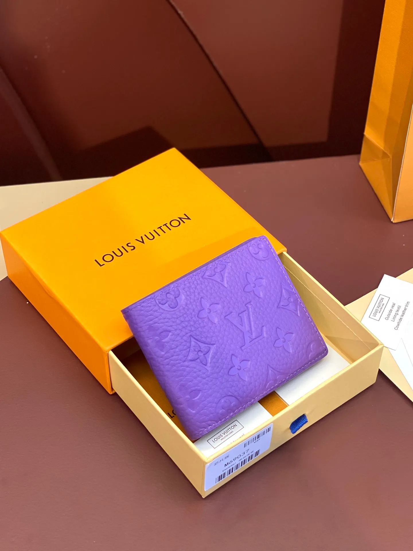 💰380 M69037 Purple! Chip version, (made of top-grain cowhide), this Multiple wallet features the classic Monogram embossing on the full-grain Taurillon leather surface, creating a compact structure and concise lines. Card slots, interior pockets and compartments keep cash, receipts and more organized. Detailed features: 11.5 x 9 x 1.5 cm (length x height x width).