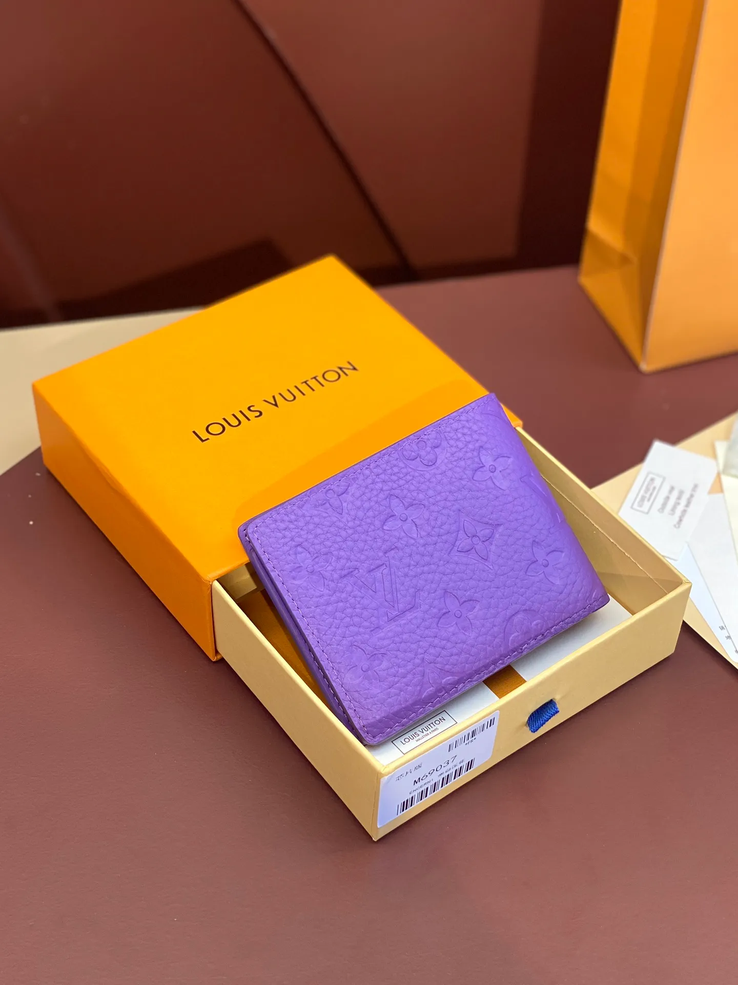 💰380 M69037 Purple! Chip version, (made of top-grain cowhide), this Multiple wallet features the classic Monogram embossing on the full-grain Taurillon leather surface, creating a compact structure and concise lines. Card slots, interior pockets and compartments keep cash, receipts and more organized. Detailed features: 11.5 x 9 x 1.5 cm (length x height x width).