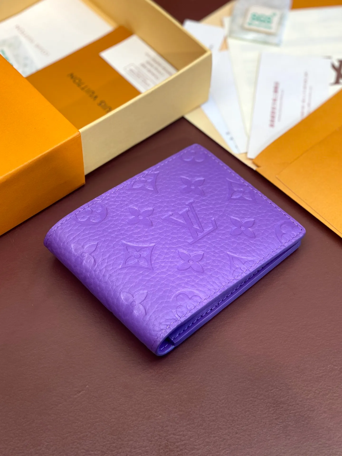 💰380 M69037 Purple! Chip version, (made of top-grain cowhide), this Multiple wallet features the classic Monogram embossing on the full-grain Taurillon leather surface, creating a compact structure and concise lines. Card slots, interior pockets and compartments keep cash, receipts and more organized. Detailed features: 11.5 x 9 x 1.5 cm (length x height x width).