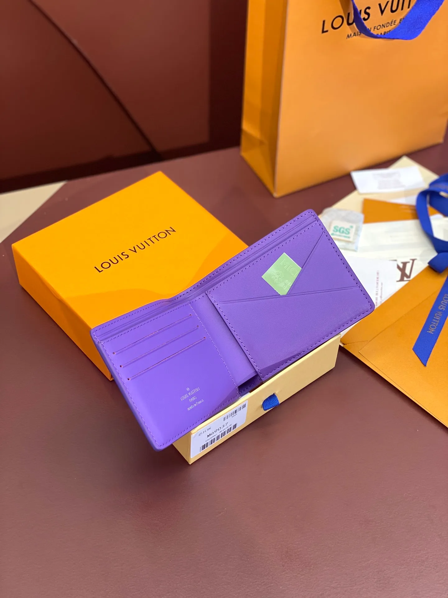 💰380 M69037 Purple! Chip version, (made of top-grain cowhide), this Multiple wallet features the classic Monogram embossing on the full-grain Taurillon leather surface, creating a compact structure and concise lines. Card slots, interior pockets and compartments keep cash, receipts and more organized. Detailed features: 11.5 x 9 x 1.5 cm (length x height x width).