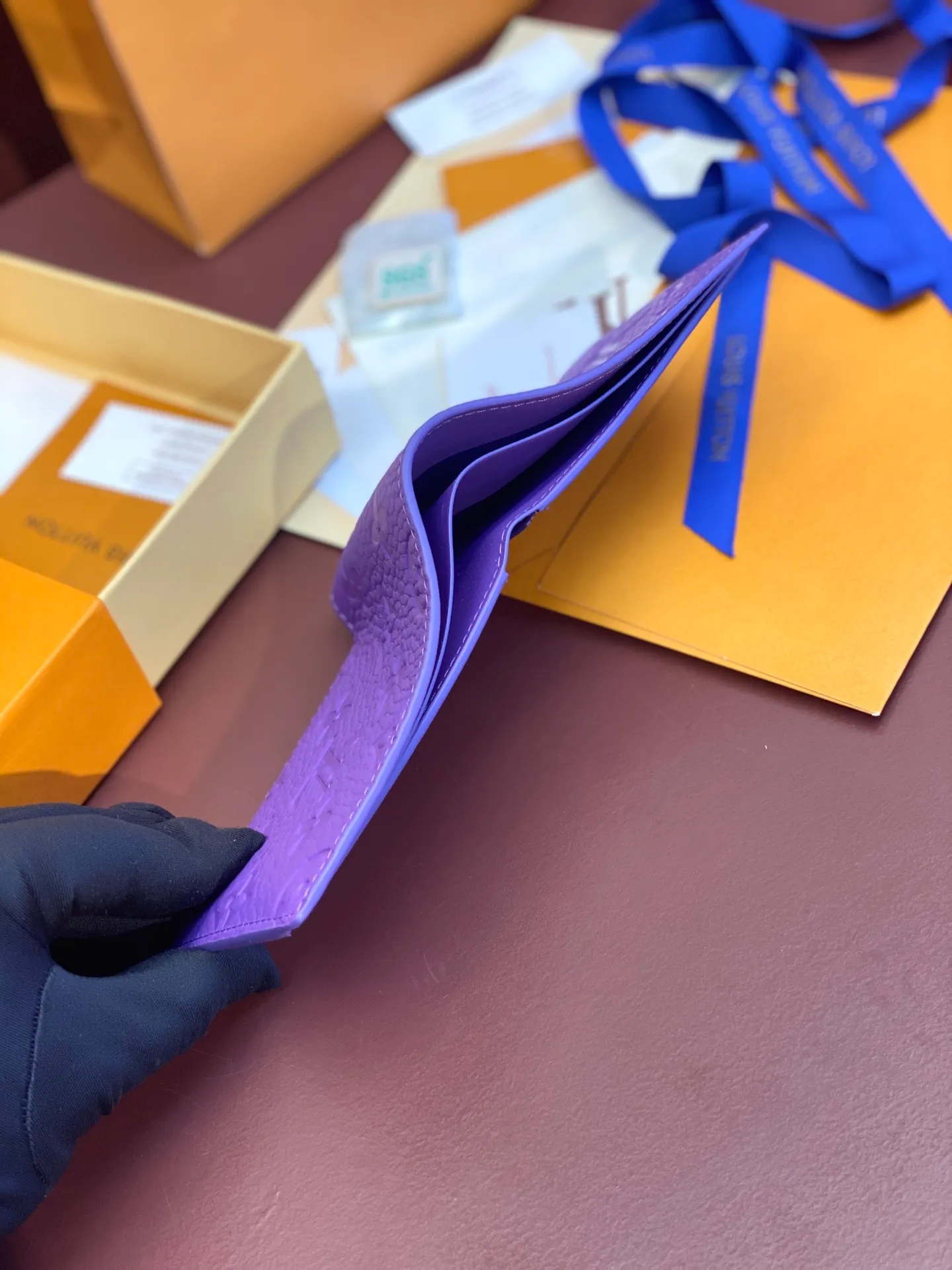 💰380 M69037 Purple! Chip version, (made of top-grain cowhide), this Multiple wallet features the classic Monogram embossing on the full-grain Taurillon leather surface, creating a compact structure and concise lines. Card slots, interior pockets and compartments keep cash, receipts and more organized. Detailed features: 11.5 x 9 x 1.5 cm (length x height x width).