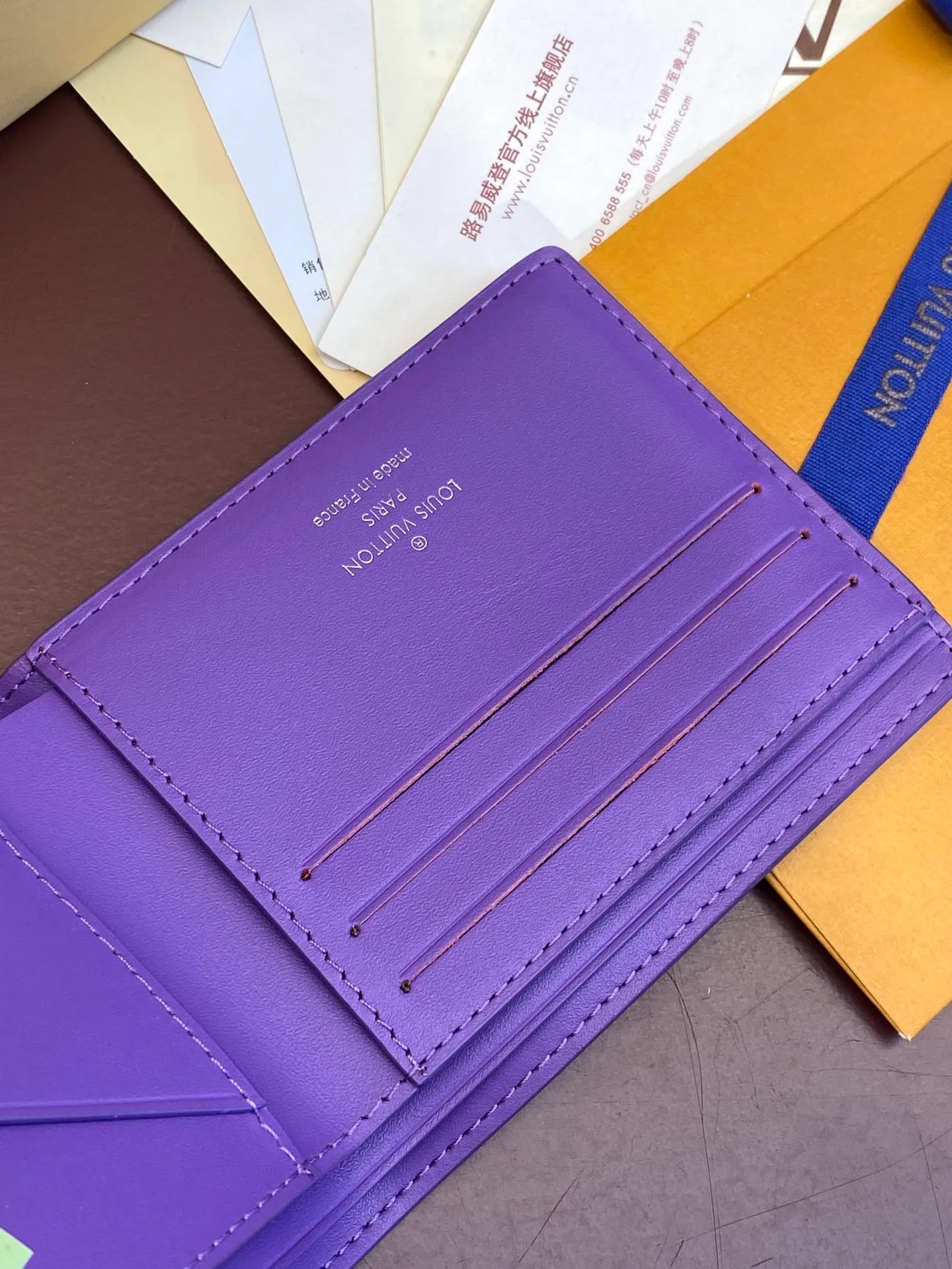 💰380 M69037 Purple! Chip version, (made of top-grain cowhide), this Multiple wallet features the classic Monogram embossing on the full-grain Taurillon leather surface, creating a compact structure and concise lines. Card slots, interior pockets and compartments keep cash, receipts and more organized. Detailed features: 11.5 x 9 x 1.5 cm (length x height x width).