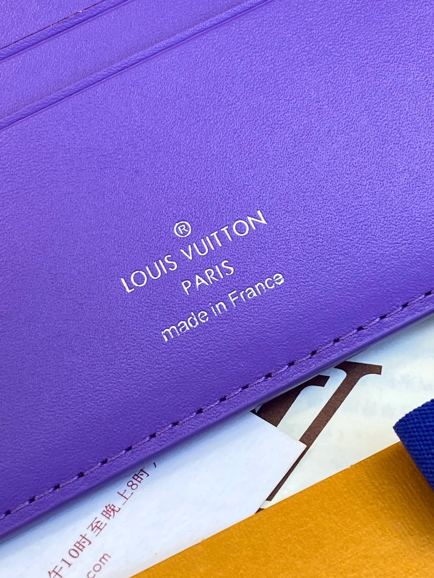 💰380 M69037 Purple! Chip version, (made of top-grain cowhide), this Multiple wallet features the classic Monogram embossing on the full-grain Taurillon leather surface, creating a compact structure and concise lines. Card slots, interior pockets and compartments keep cash, receipts and more organized. Detailed features: 11.5 x 9 x 1.5 cm (length x height x width).