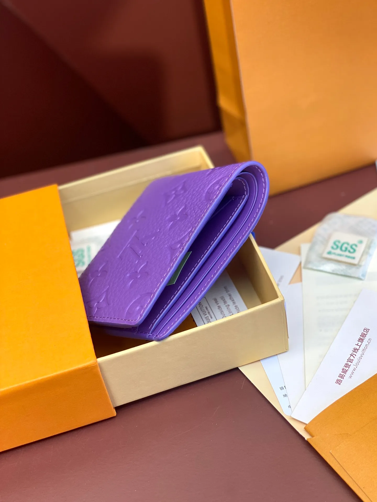 💰380 M69037 Purple! Chip version, (made of top-grain cowhide), this Multiple wallet features the classic Monogram embossing on the full-grain Taurillon leather surface, creating a compact structure and concise lines. Card slots, interior pockets and compartments keep cash, receipts and more organized. Detailed features: 11.5 x 9 x 1.5 cm (length x height x width).