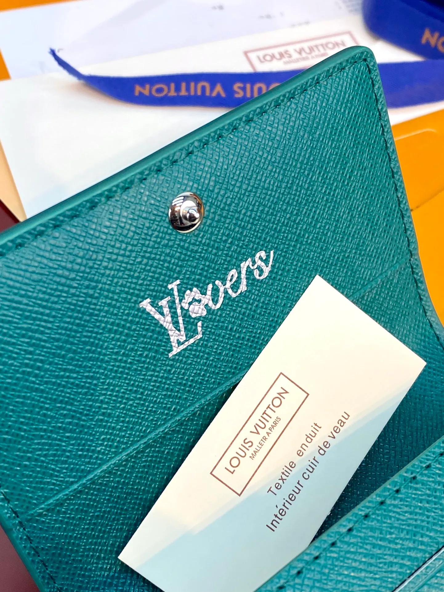 M12664 Green! ENVELOPE Business Card Holder, this business card holder is made of Monogram Heritage canvas and has a slim profile that can be easily placed in a pocket or handbag. The flap is secured with hidden snaps, opening to reveal the accordion compartment and card compartment. Calf leather lining and the Marque L.Vuitton Déposée logo in Damier canvas add to the sophisticated details.  8 x 1 x 10.5 cm (height x width x length). 💰320
