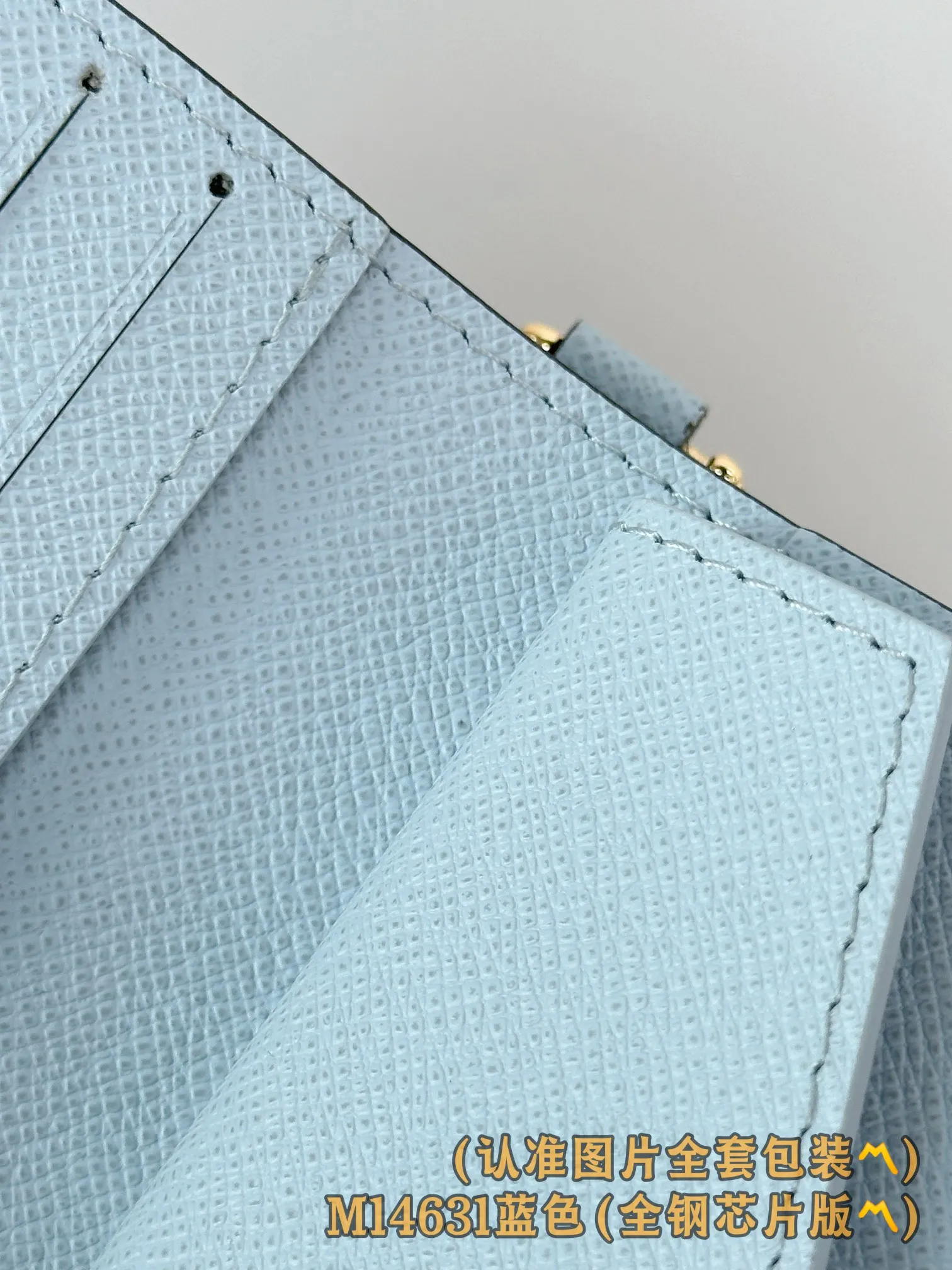 M14631 blue (〽️Grade A all-steel〽️) personalized customized version! 163 code change! LV Charms pocket wallet, this compact LV Charms pocket wallet shows the perfect balance of classic and modern style. The wallet is made of iconic Monogram canvas and lined with bright contrasting leather. This practical yet playful design features an enamel charm and a metal charm, both decorated with the brand's signature Monogram floral pattern. The wallet can store banknotes, change and three business cards.  9 x 10 x 2.5 cm (length x height x width). 💰580