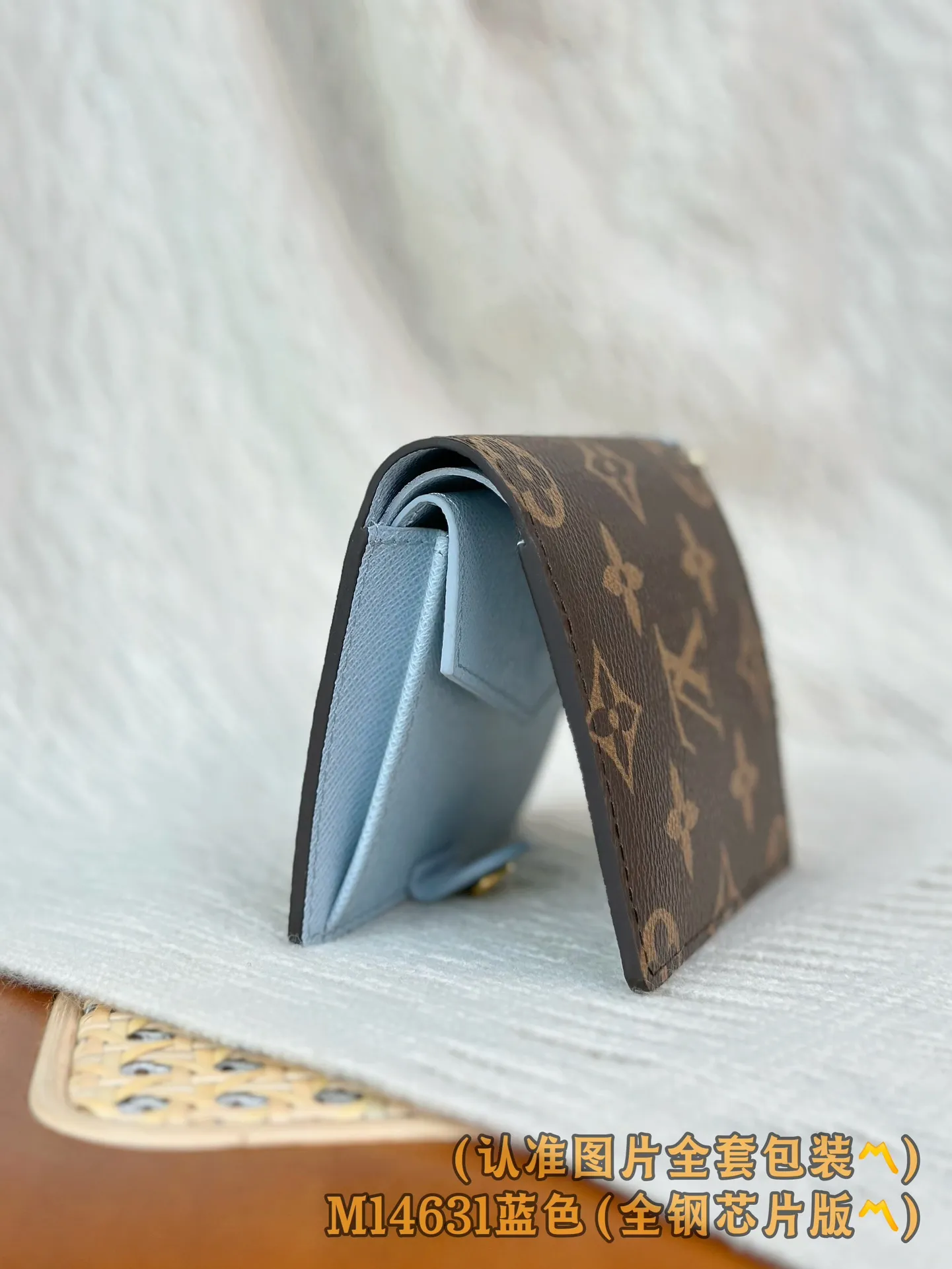 M14631 blue (〽️Grade A all-steel〽️) personalized customized version! 163 code change! LV Charms pocket wallet, this compact LV Charms pocket wallet shows the perfect balance of classic and modern style. The wallet is made of iconic Monogram canvas and lined with bright contrasting leather. This practical yet playful design features an enamel charm and a metal charm, both decorated with the brand's signature Monogram floral pattern. The wallet can store banknotes, change and three business cards.  9 x 10 x 2.5 cm (length x height x width). 💰580