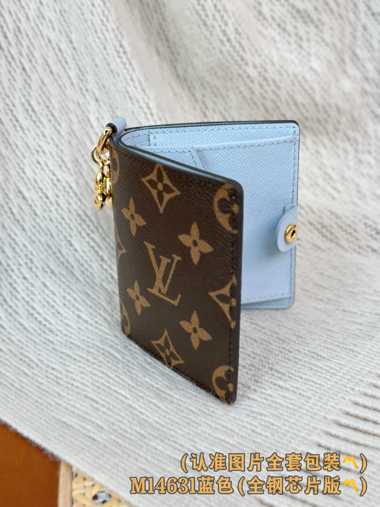 M14631 blue (〽️Grade A all-steel〽️) personalized customized version! 163 code change! LV Charms pocket wallet, this compact LV Charms pocket wallet shows the perfect balance of classic and modern style. The wallet is made of iconic Monogram canvas and lined with bright contrasting leather. This practical yet playful design features an enamel charm and a metal charm, both decorated with the brand's signature Monogram floral pattern. The wallet can store banknotes, change and three business cards.  9 x 10 x 2.5 cm (length x height x width). 💰580