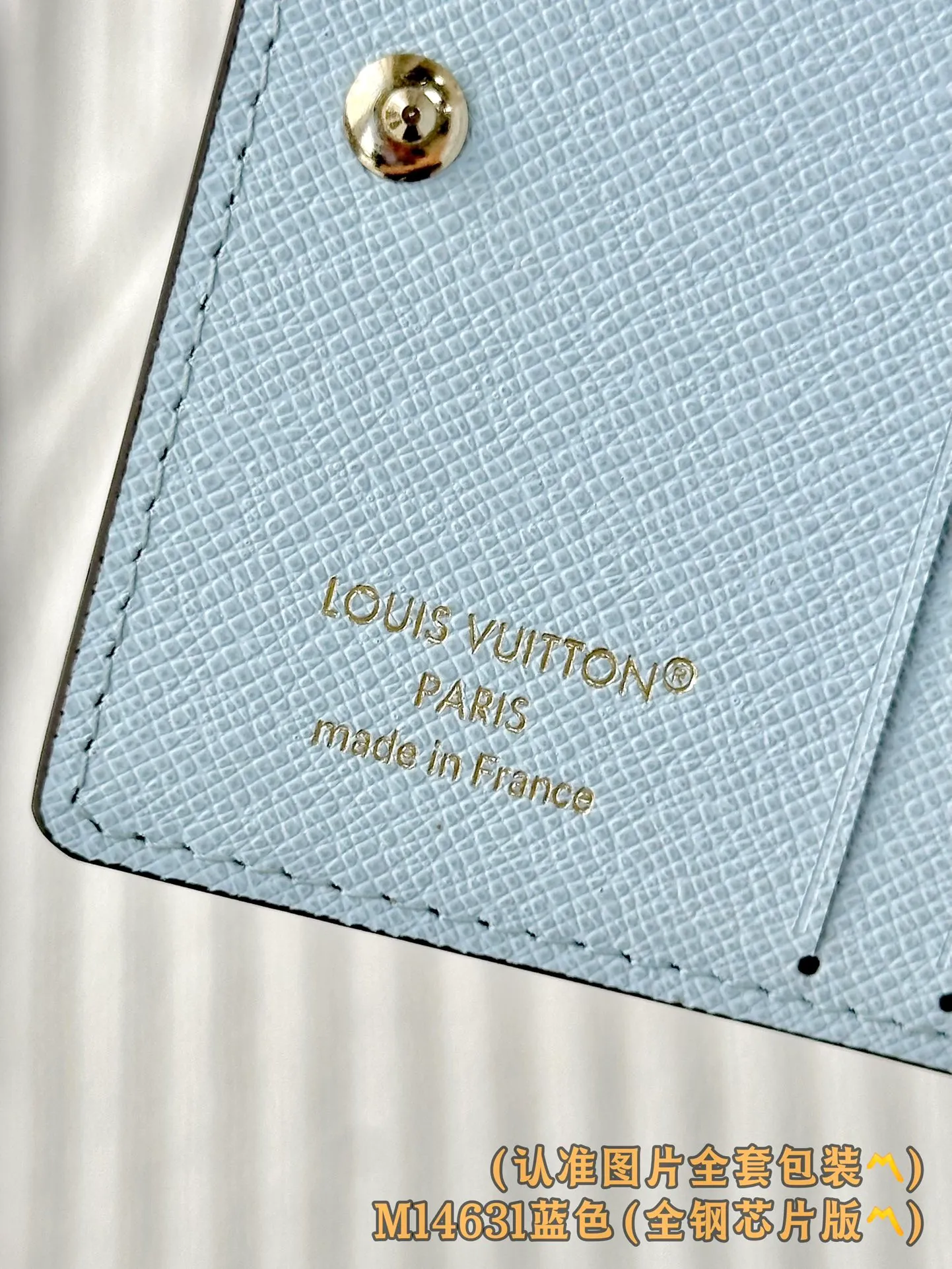 M14631 blue (〽️Grade A all-steel〽️) personalized customized version! 163 code change! LV Charms pocket wallet, this compact LV Charms pocket wallet shows the perfect balance of classic and modern style. The wallet is made of iconic Monogram canvas and lined with bright contrasting leather. This practical yet playful design features an enamel charm and a metal charm, both decorated with the brand's signature Monogram floral pattern. The wallet can store banknotes, change and three business cards.  9 x 10 x 2.5 cm (length x height x width). 💰580