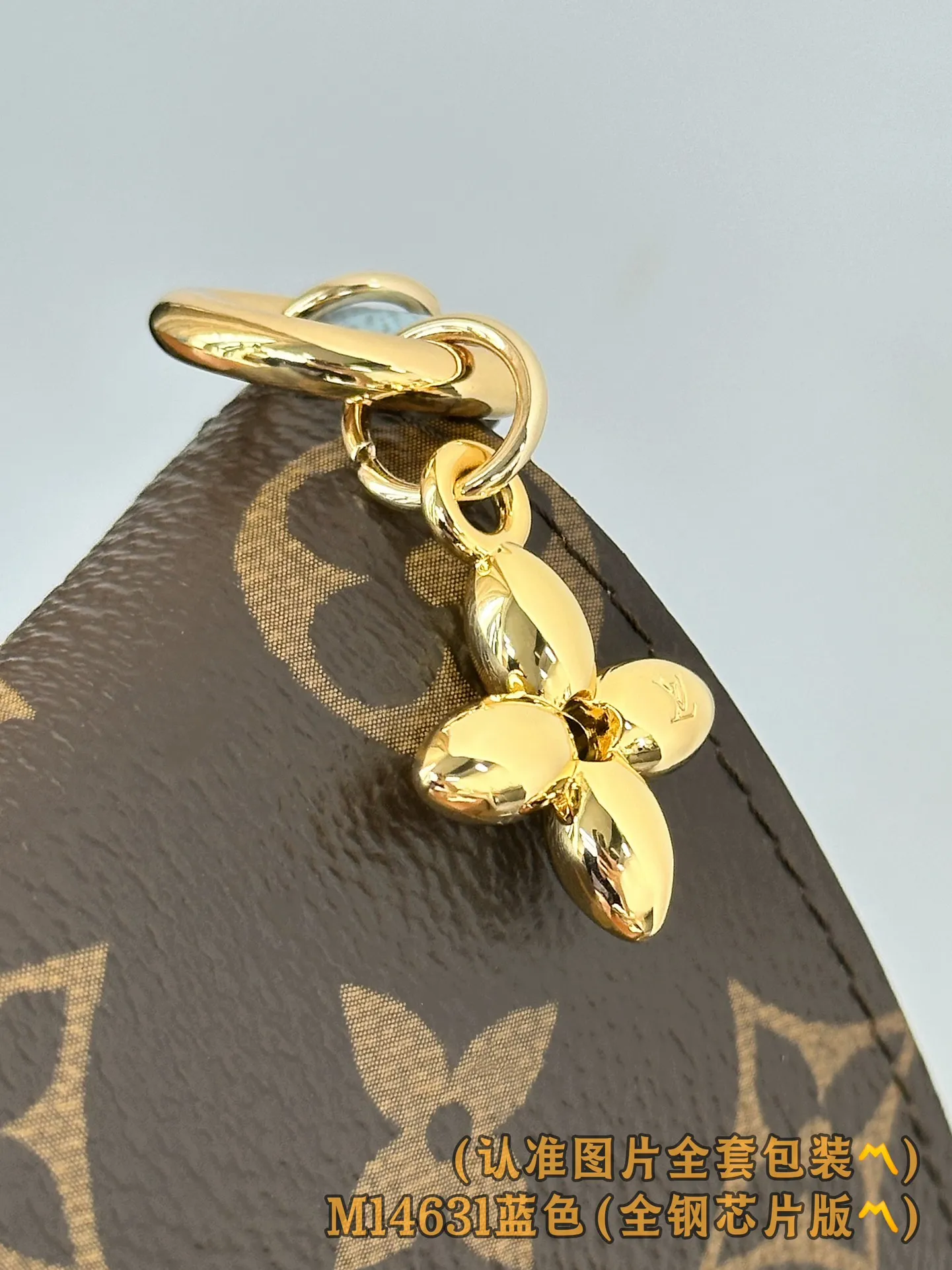 M14631 blue (〽️Grade A all-steel〽️) personalized customized version! 163 code change! LV Charms pocket wallet, this compact LV Charms pocket wallet shows the perfect balance of classic and modern style. The wallet is made of iconic Monogram canvas and lined with bright contrasting leather. This practical yet playful design features an enamel charm and a metal charm, both decorated with the brand's signature Monogram floral pattern. The wallet can store banknotes, change and three business cards.  9 x 10 x 2.5 cm (length x height x width). 💰580