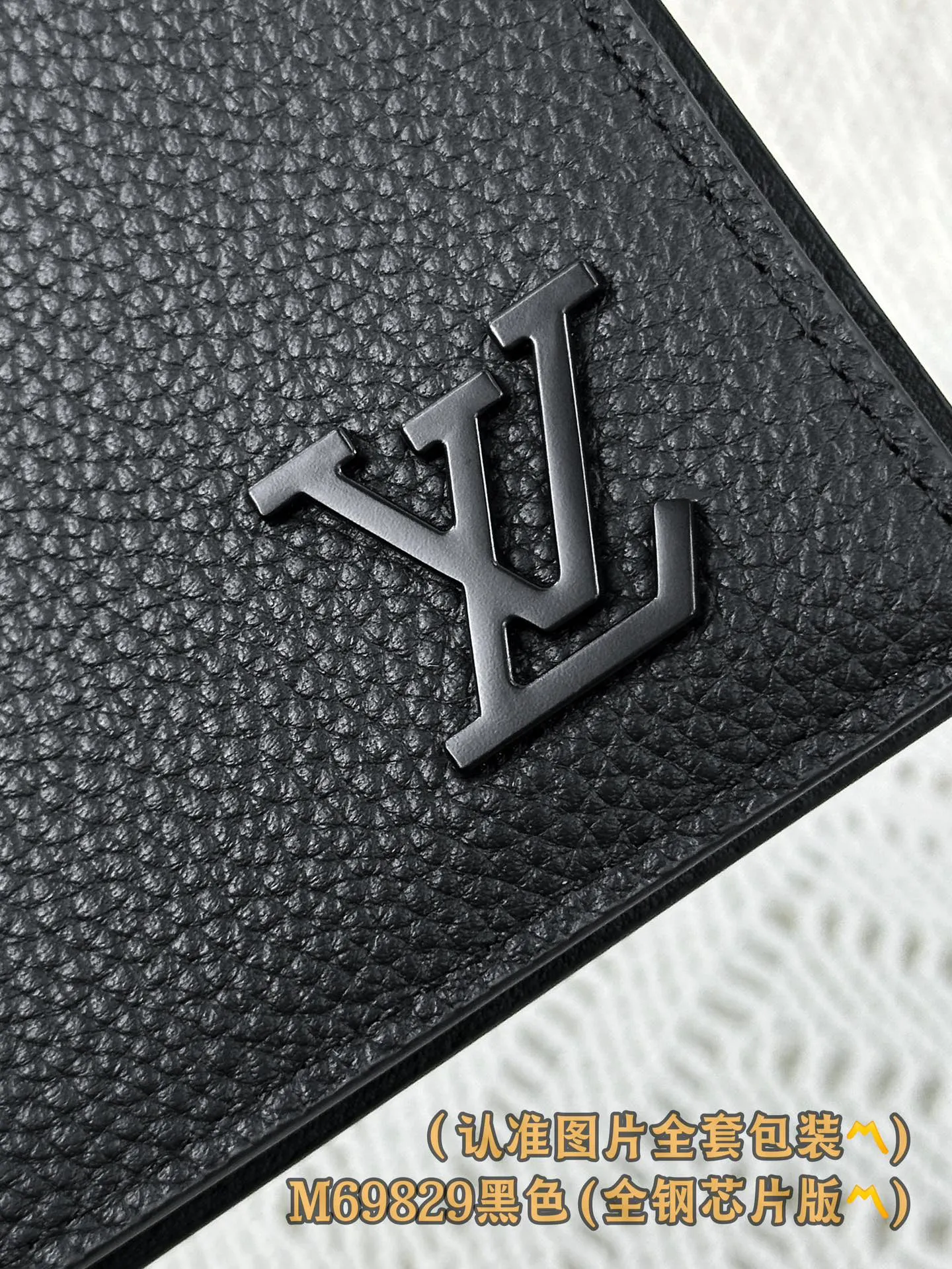 M69829 black (〽️A-grade all-steel version〽️) personalized customization, code-changing chip! Multiple Wallet This LV Aerogram reinterprets the classic Multiple wallet in a simple and elegant style. The design is made of black calfskin with special kneading techniques, highlighting the luxurious grain, while the low-key black metal LV logo adds delicate brand elements. Stylish yet functional, the wallet is the perfect accessory to complement any LV Aerogram bag.  11.5 x 9 x 1.5 cm. (length x height x width). Special grade 270