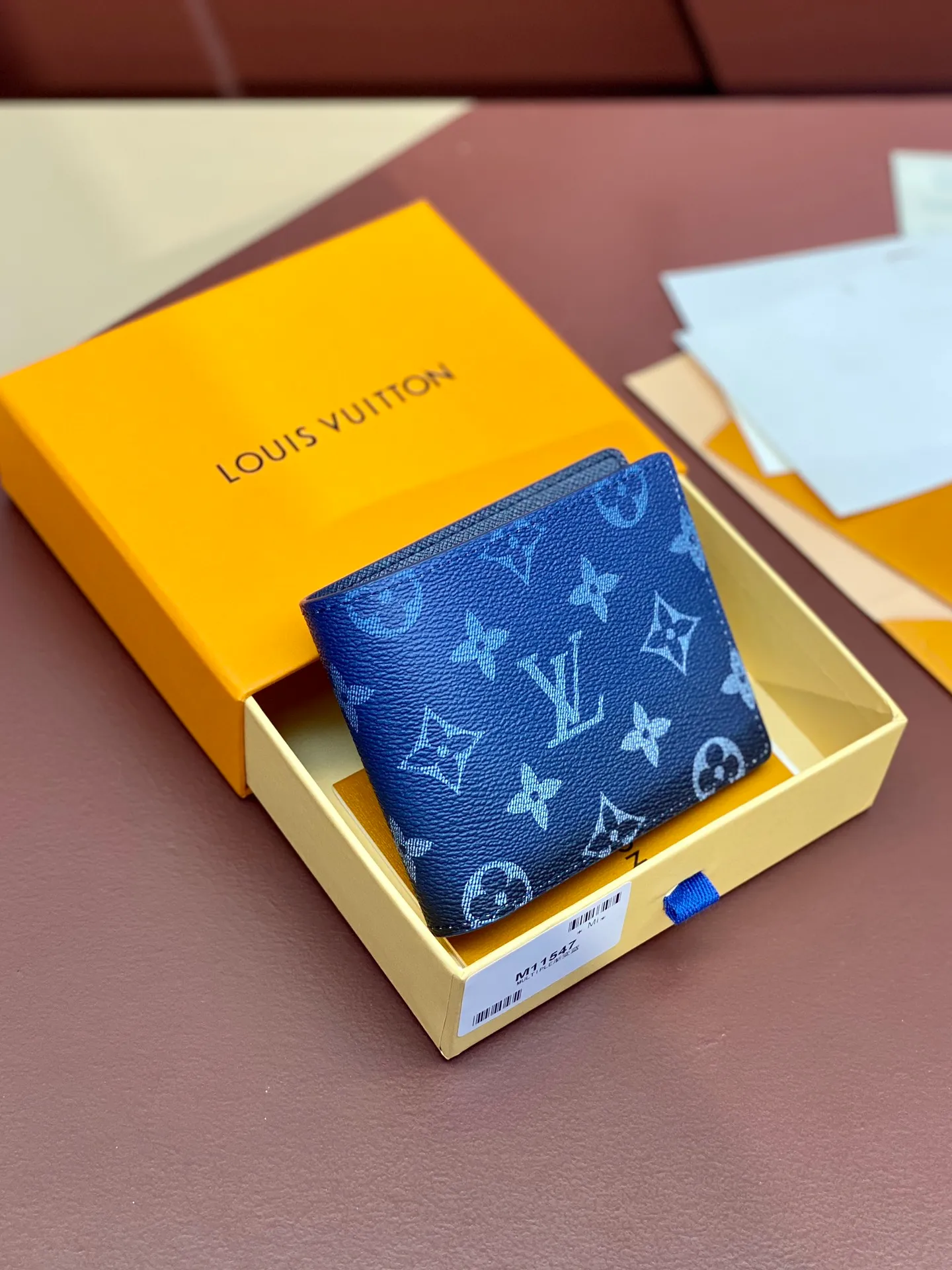 M11547 gradient blue! MULTIPLE Wallet The Multiple Wallet is made of the new iconic blue Monogram Eclipse canvas. The extremely practical interior design is equipped with numerous slots to easily store business cards, credit cards, and banknotes. Compact enough to fit into a garment pocket. Dimensions 11x8.5x2cm. 💰340