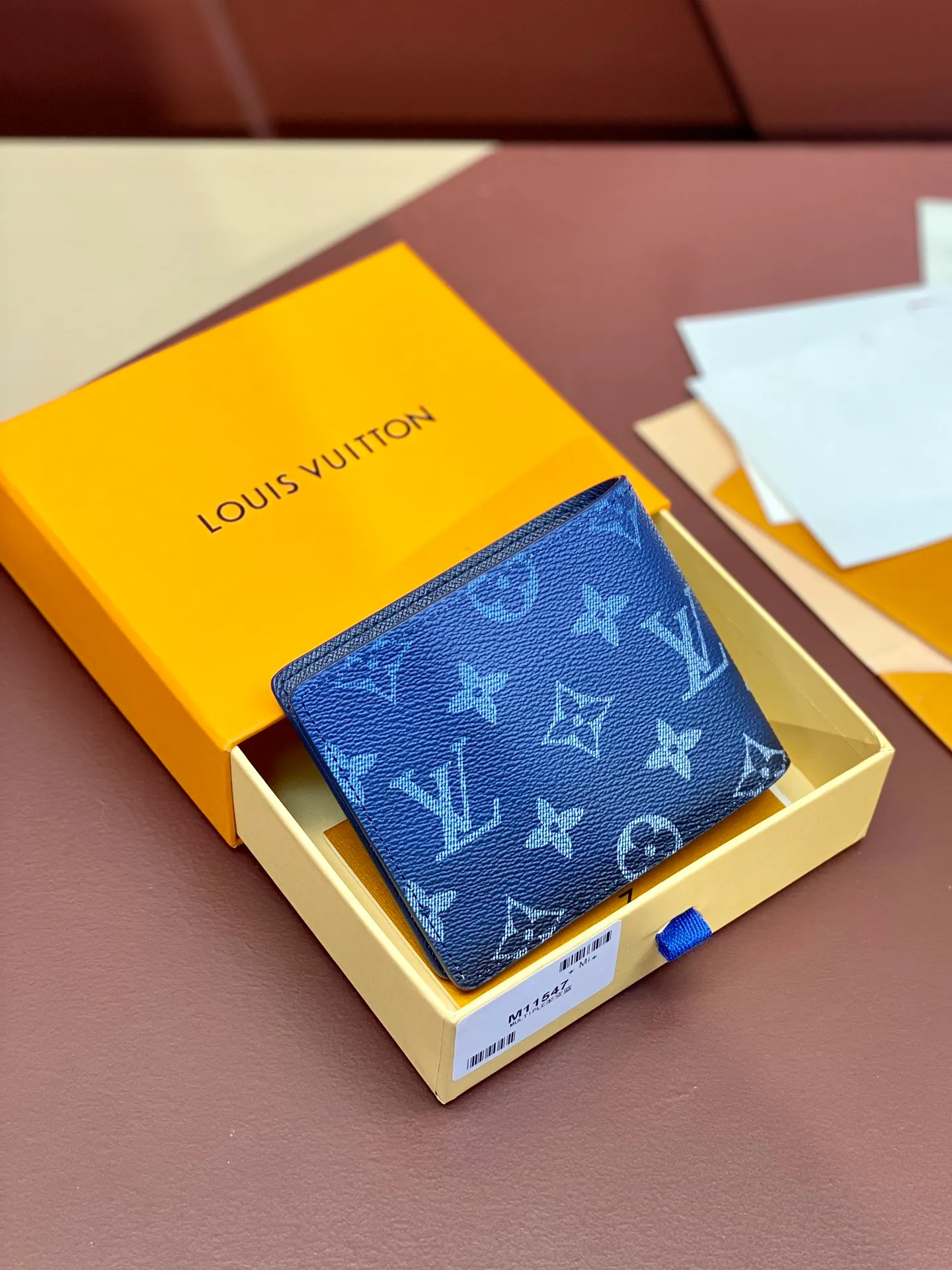 M11547 gradient blue! MULTIPLE Wallet The Multiple Wallet is made of the new iconic blue Monogram Eclipse canvas. The extremely practical interior design is equipped with numerous slots to easily store business cards, credit cards, and banknotes. Compact enough to fit into a garment pocket. Dimensions 11x8.5x2cm. 💰340