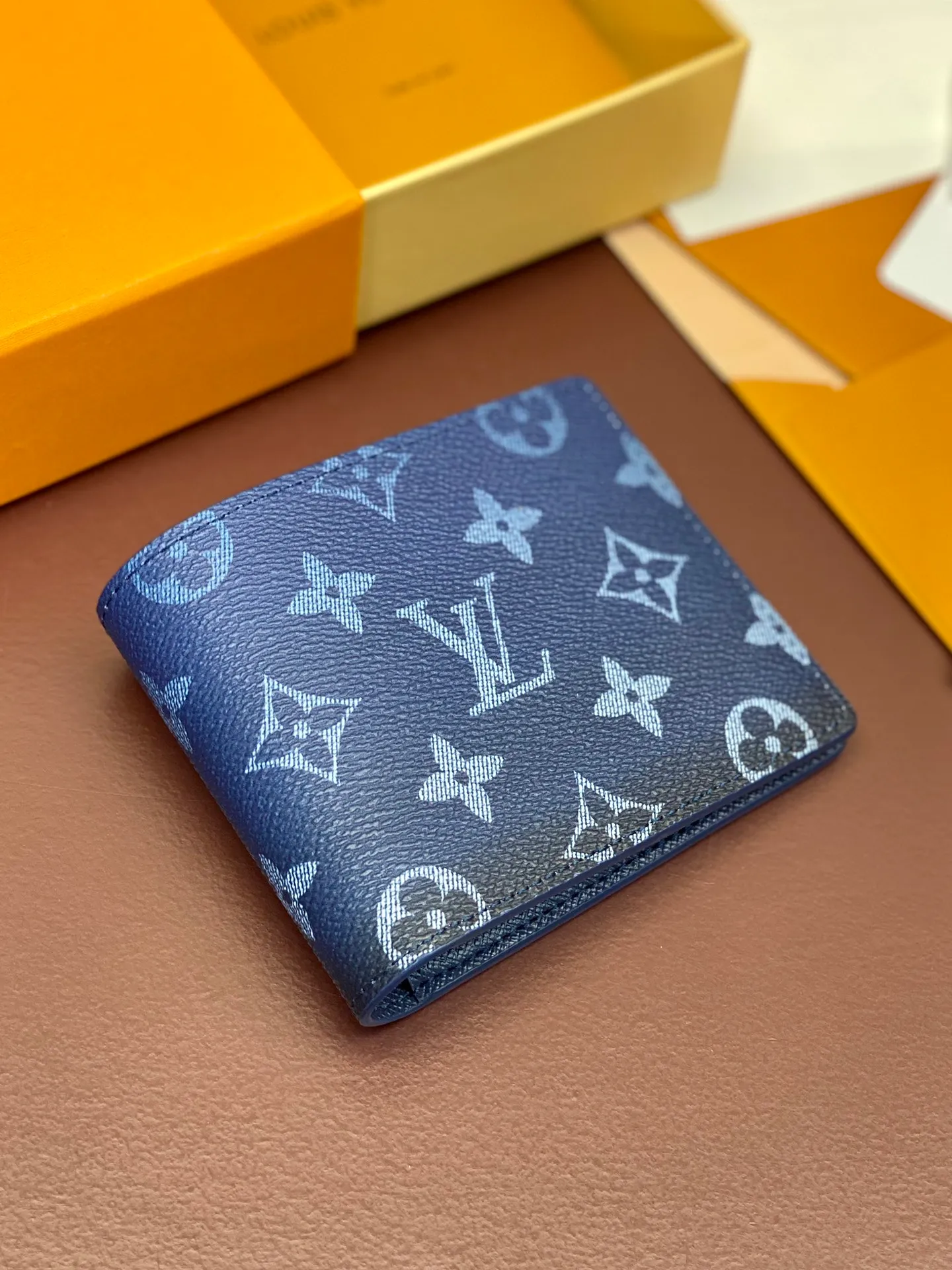 M11547 gradient blue! MULTIPLE Wallet The Multiple Wallet is made of the new iconic blue Monogram Eclipse canvas. The extremely practical interior design is equipped with numerous slots to easily store business cards, credit cards, and banknotes. Compact enough to fit into a garment pocket. Dimensions 11x8.5x2cm. 💰340