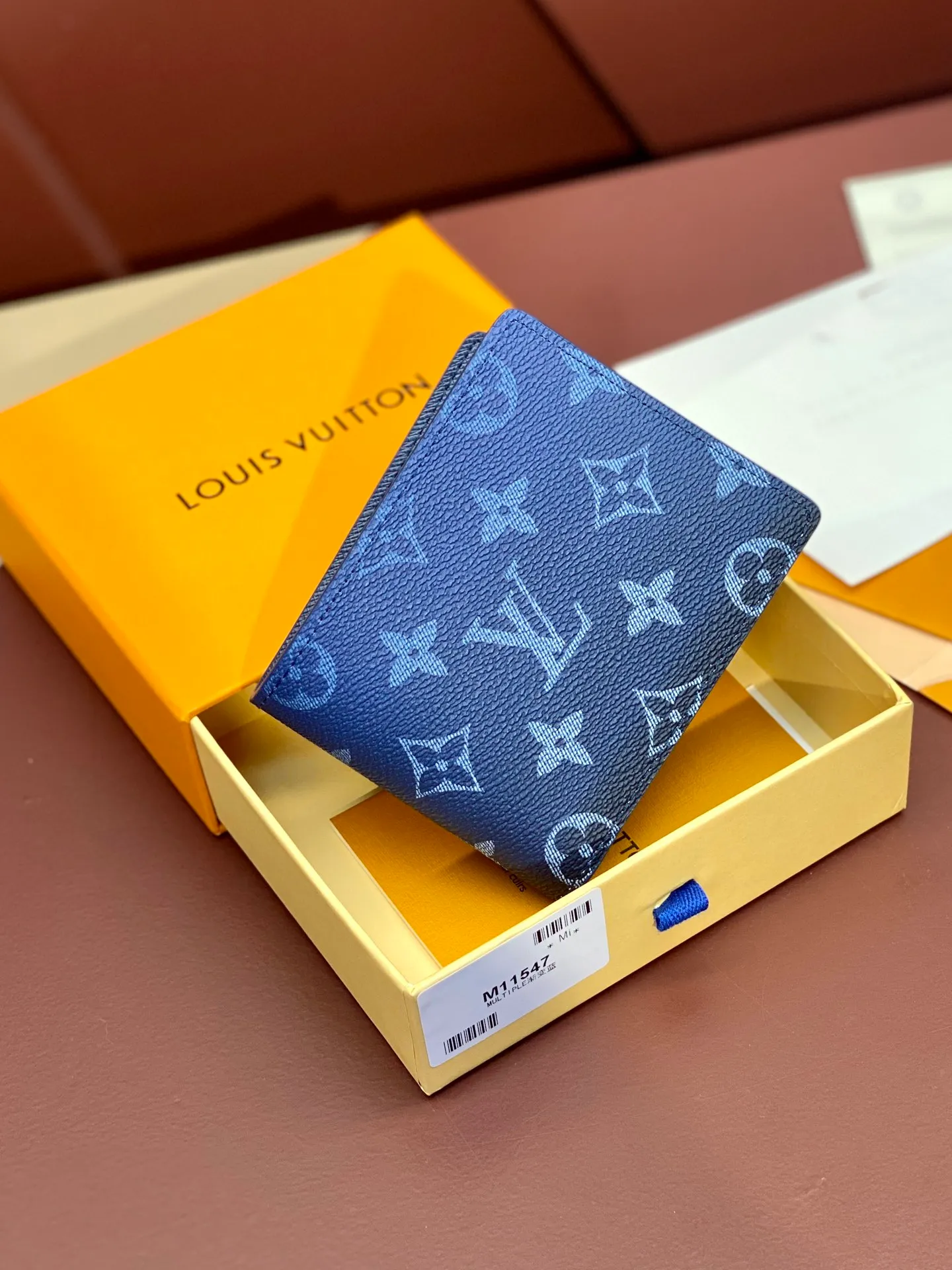 M11547 gradient blue! MULTIPLE Wallet The Multiple Wallet is made of the new iconic blue Monogram Eclipse canvas. The extremely practical interior design is equipped with numerous slots to easily store business cards, credit cards, and banknotes. Compact enough to fit into a garment pocket. Dimensions 11x8.5x2cm. 💰340