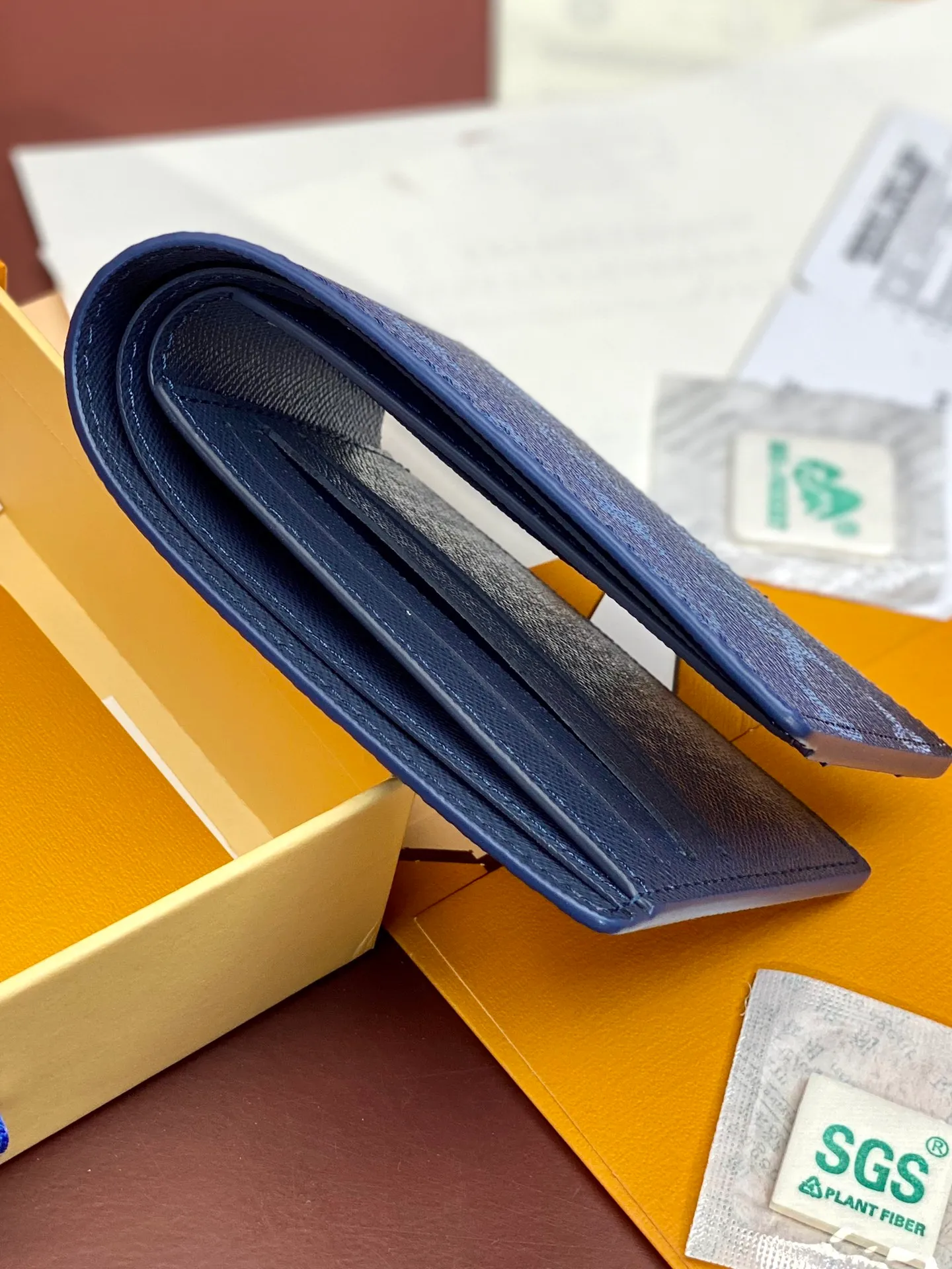 M11547 gradient blue! MULTIPLE Wallet The Multiple Wallet is made of the new iconic blue Monogram Eclipse canvas. The extremely practical interior design is equipped with numerous slots to easily store business cards, credit cards, and banknotes. Compact enough to fit into a garment pocket. Dimensions 11x8.5x2cm. 💰340