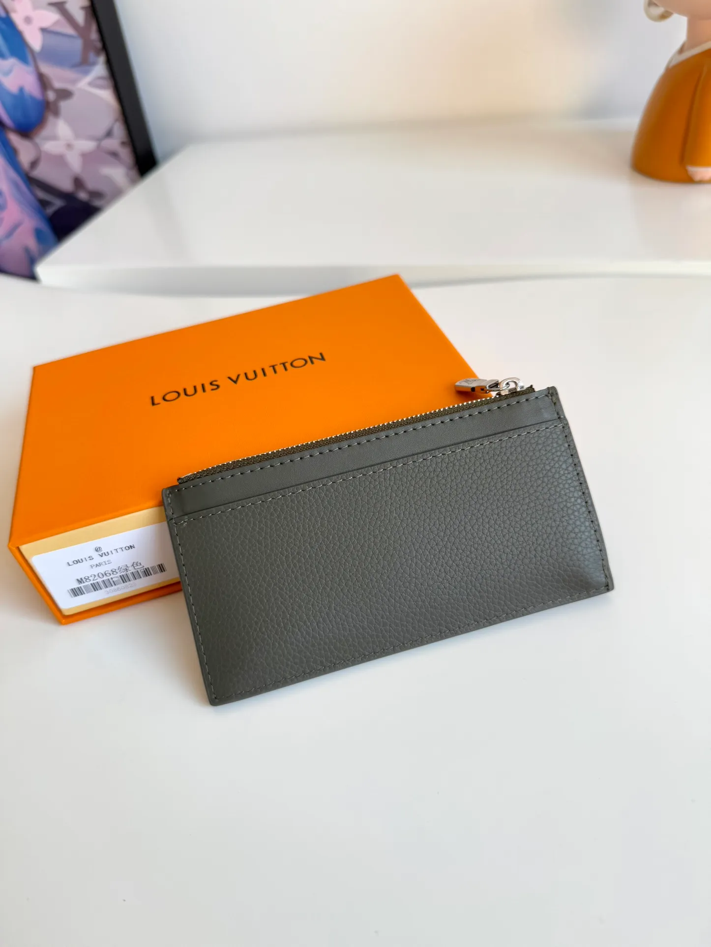 P380🇫🇷Overseas original single M82068 green exclusive real shot! Crafted from Louis Vuitton's signature Taiga leather, the Coin Card Holder has a sleek look and is ideal for safely storing loose change. The interior features multiple credit card slots and bill compartments, as well as a zippered coin pocket. Size: 14.5×8×1cm