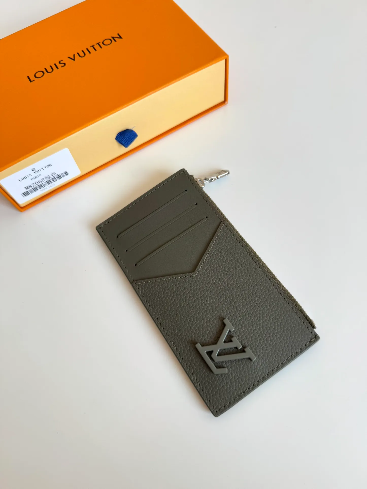 P380🇫🇷Overseas original single M82068 green exclusive real shot! Crafted from Louis Vuitton's signature Taiga leather, the Coin Card Holder has a sleek look and is ideal for safely storing loose change. The interior features multiple credit card slots and bill compartments, as well as a zippered coin pocket. Size: 14.5×8×1cm