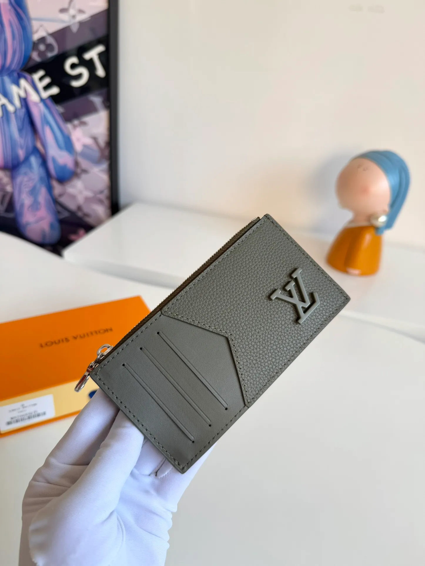 P380🇫🇷Overseas original single M82068 green exclusive real shot! Crafted from Louis Vuitton's signature Taiga leather, the Coin Card Holder has a sleek look and is ideal for safely storing loose change. The interior features multiple credit card slots and bill compartments, as well as a zippered coin pocket. Size: 14.5×8×1cm