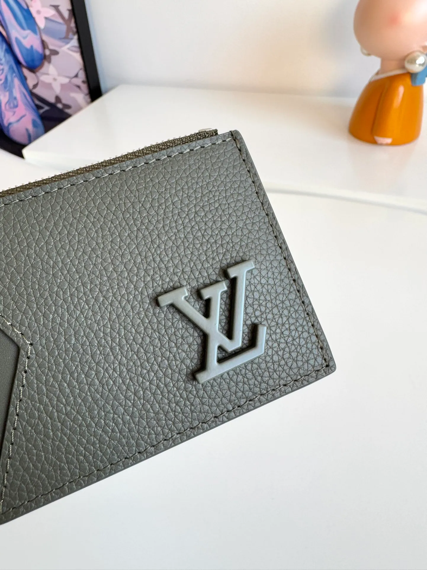 P380🇫🇷Overseas original single M82068 green exclusive real shot! Crafted from Louis Vuitton's signature Taiga leather, the Coin Card Holder has a sleek look and is ideal for safely storing loose change. The interior features multiple credit card slots and bill compartments, as well as a zippered coin pocket. Size: 14.5×8×1cm