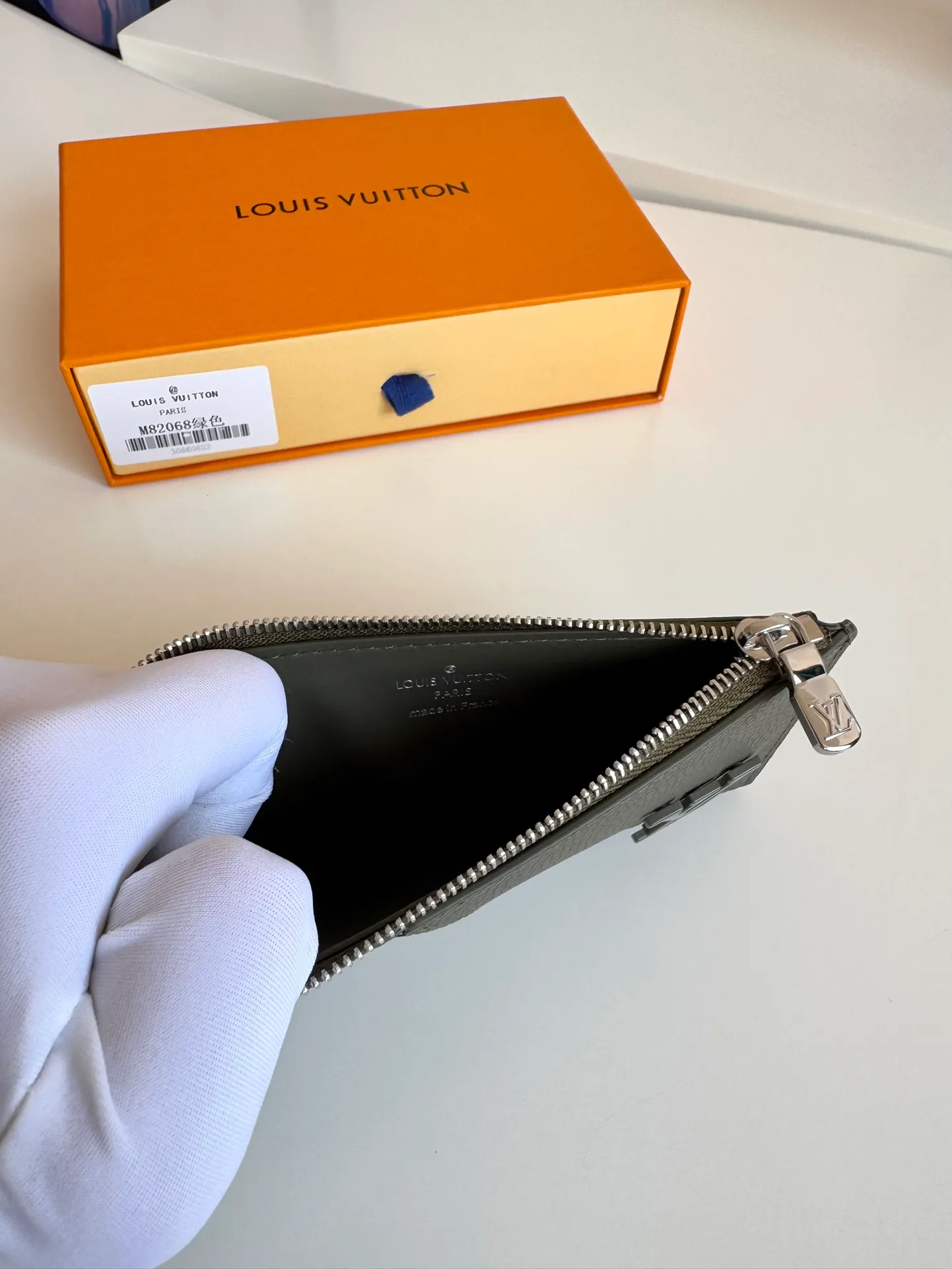 P380🇫🇷Overseas original single M82068 green exclusive real shot! Crafted from Louis Vuitton's signature Taiga leather, the Coin Card Holder has a sleek look and is ideal for safely storing loose change. The interior features multiple credit card slots and bill compartments, as well as a zippered coin pocket. Size: 14.5×8×1cm