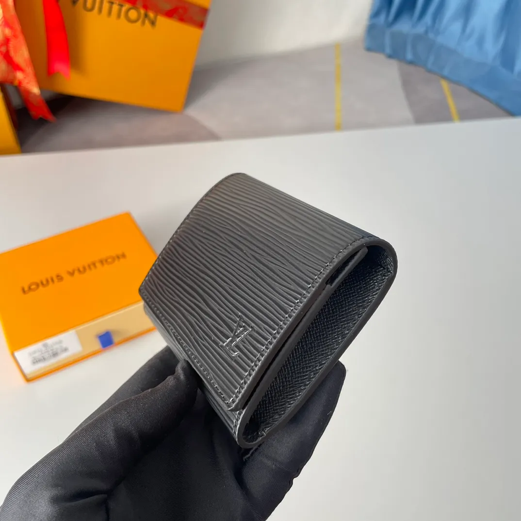 P300🇫🇷Exclusive real shot of overseas original single m62292! Made from soft Epi leather, the Enveloppe Carte de Viste business card holder is petite enough to fit easily into most pockets, and features a snap button closure to keep business and credit cards secure, making it an ideal business accessory. Size 10.5×8cm