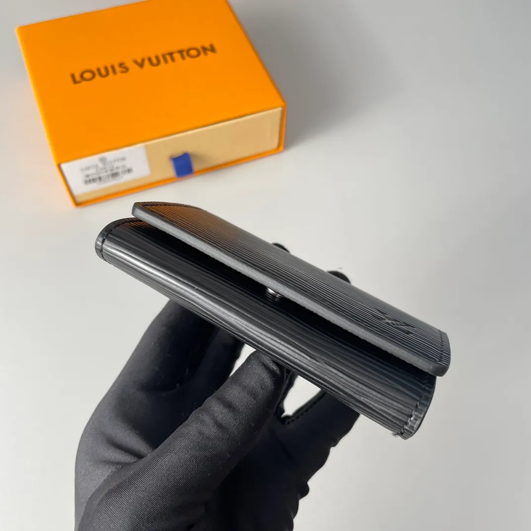 P300🇫🇷Exclusive real shot of overseas original single m62292! Made from soft Epi leather, the Enveloppe Carte de Viste business card holder is petite enough to fit easily into most pockets, and features a snap button closure to keep business and credit cards secure, making it an ideal business accessory. Size 10.5×8cm