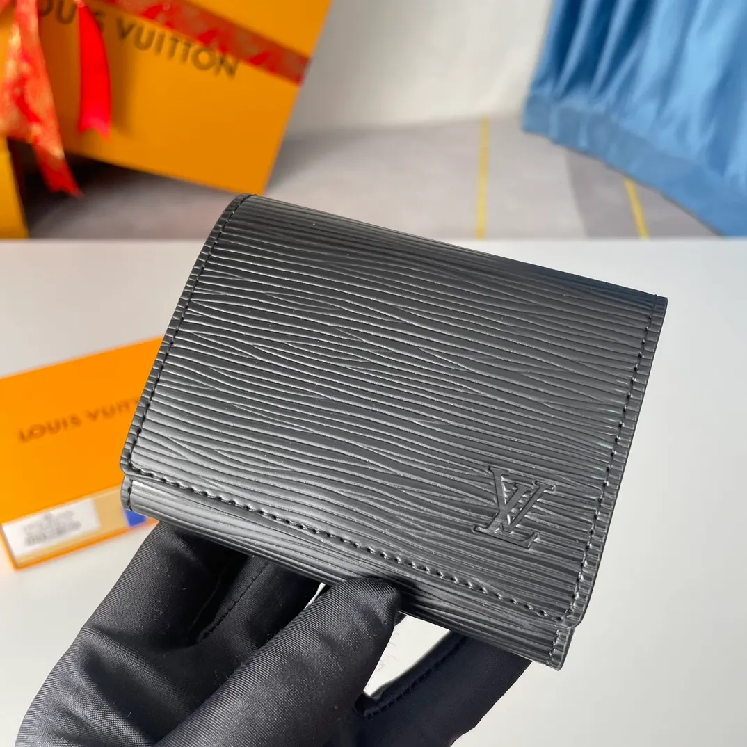 P300🇫🇷Exclusive real shot of overseas original single m62292! Made from soft Epi leather, the Enveloppe Carte de Viste business card holder is petite enough to fit easily into most pockets, and features a snap button closure to keep business and credit cards secure, making it an ideal business accessory. Size 10.5×8cm