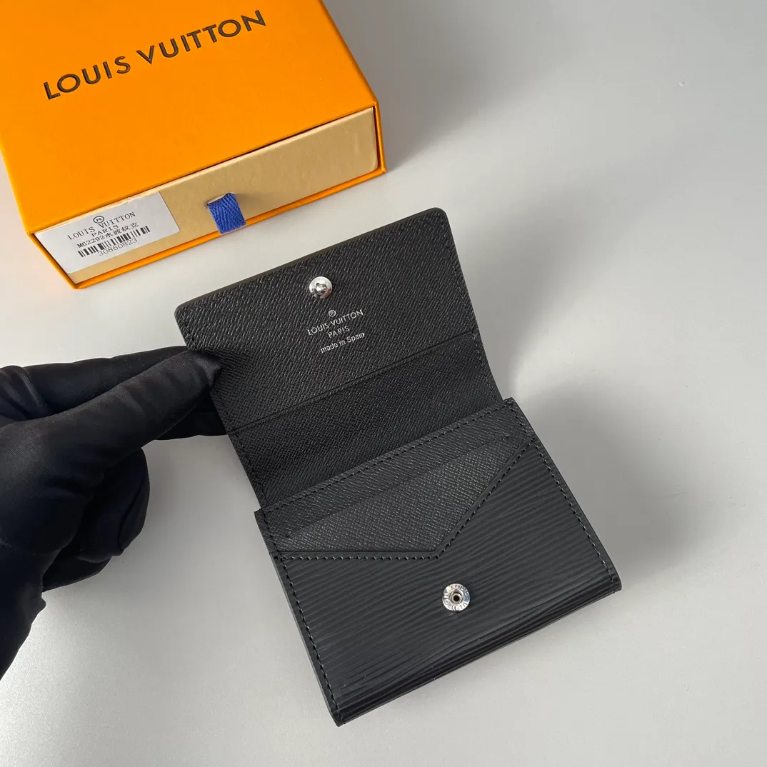 P300🇫🇷Exclusive real shot of overseas original single m62292! Made from soft Epi leather, the Enveloppe Carte de Viste business card holder is petite enough to fit easily into most pockets, and features a snap button closure to keep business and credit cards secure, making it an ideal business accessory. Size 10.5×8cm
